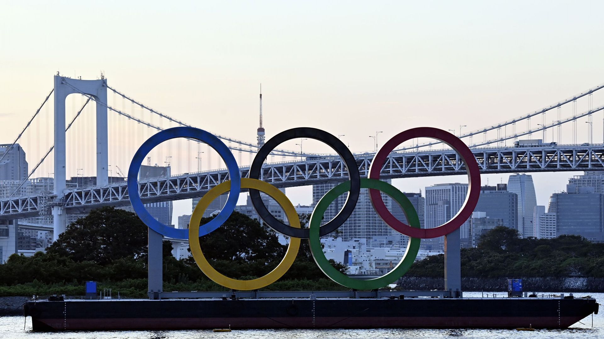Les anneaux olympiques à Tokyo.