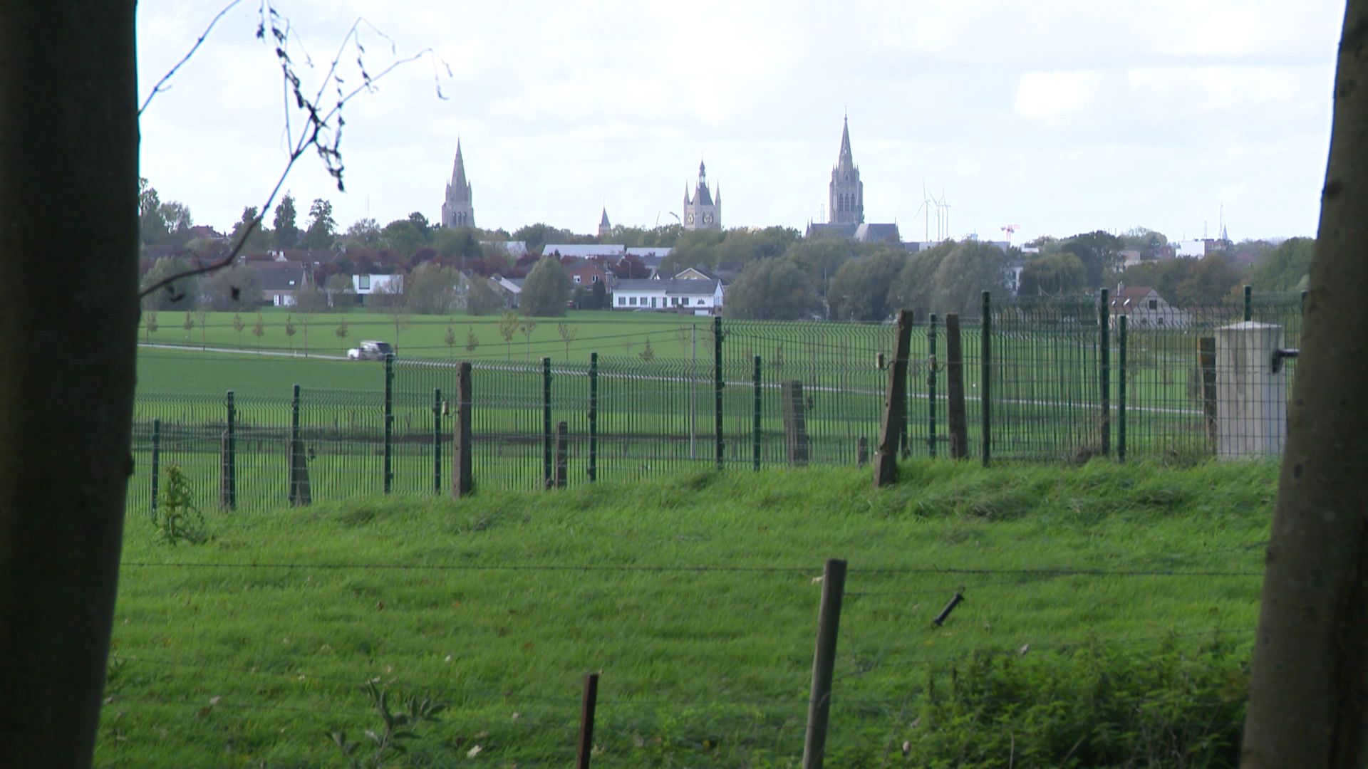 La ville d’Ypres est tout près, bien visible de l’ancien champ de bataille.