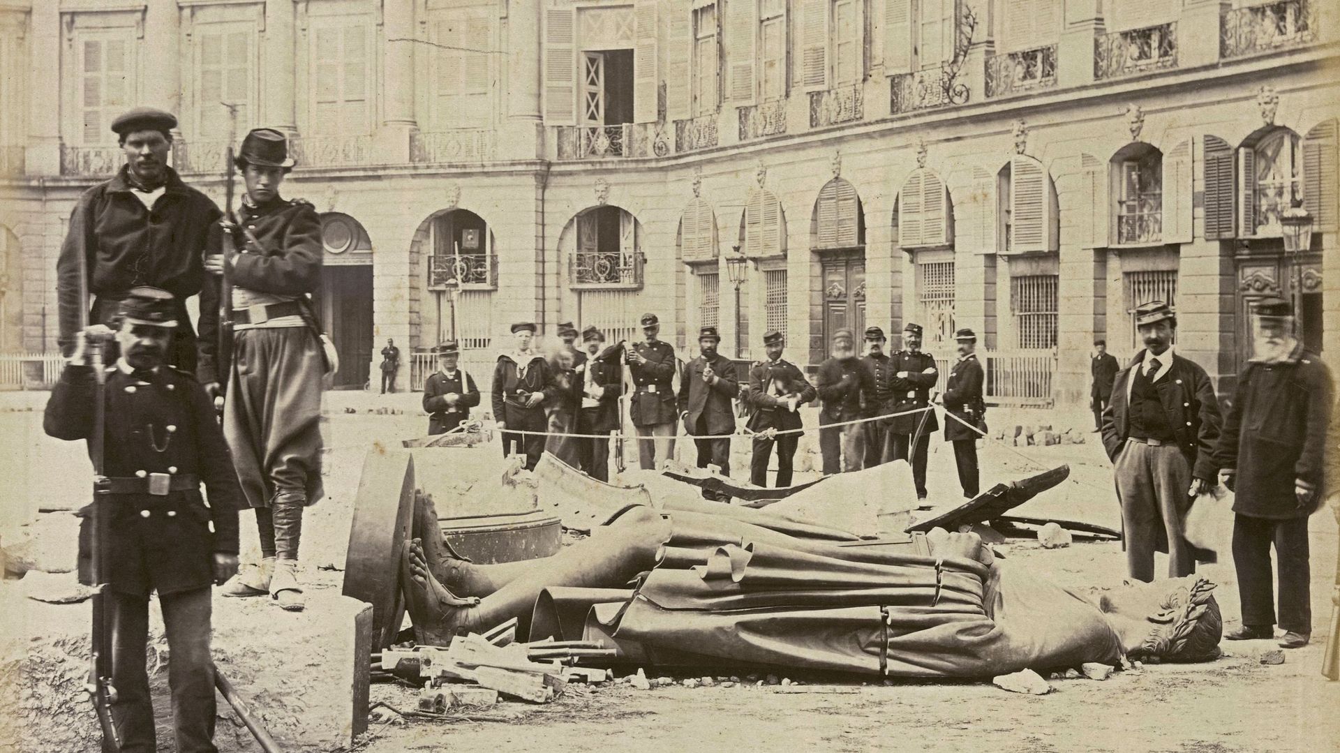 Statue brisée de l’empereur Napoléon, place Vendôme, à Paris, le 16 mai 1871