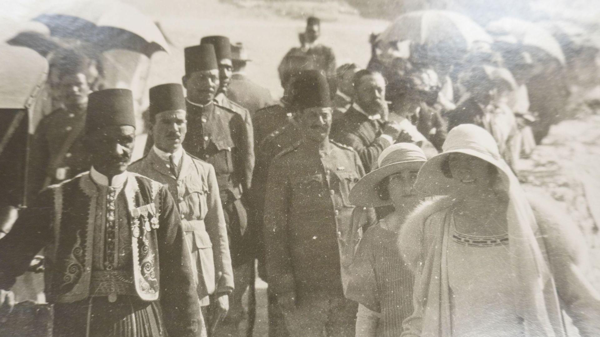 La reine Elisabeth est reçue avec les honneurs devant la tombe de Toutankhamon