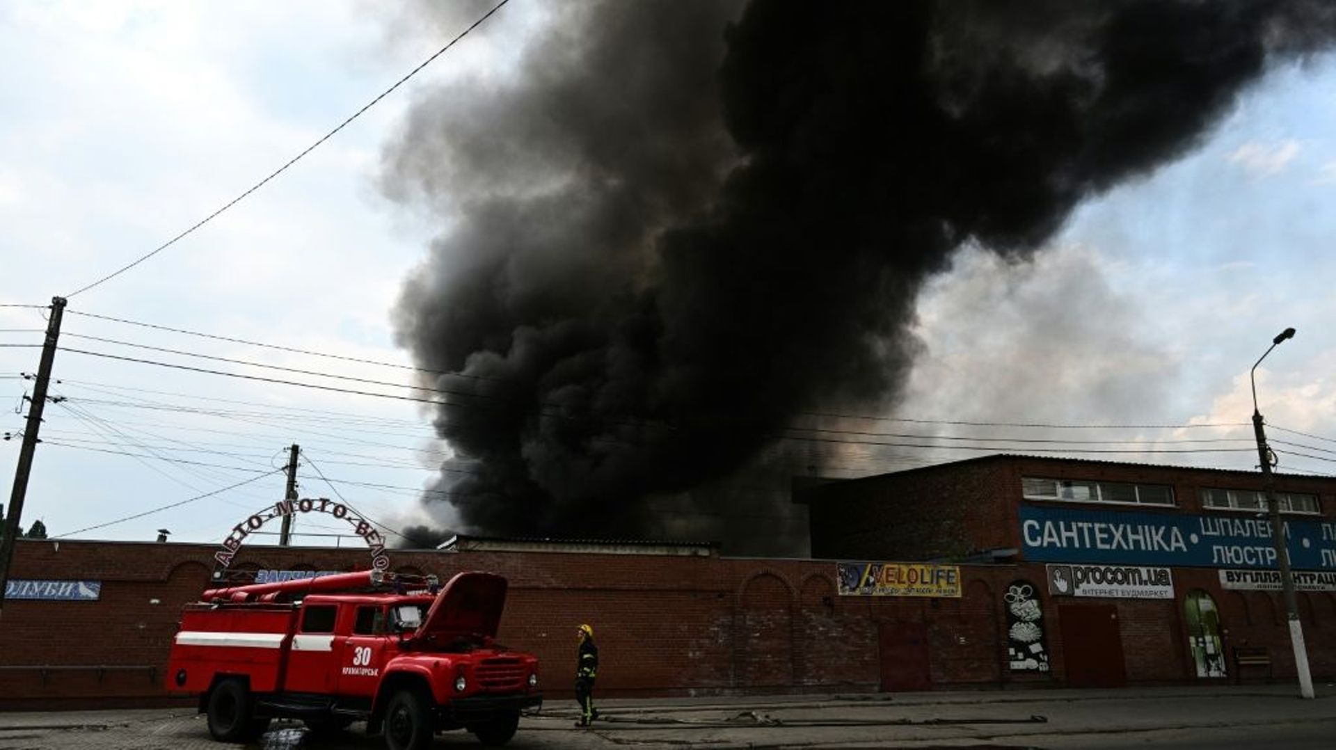 Des pompiers tentent de contenir un incendie dans le marché central de Sloviansk (Ukraine) après un bombardement, le 5 juillet 2022