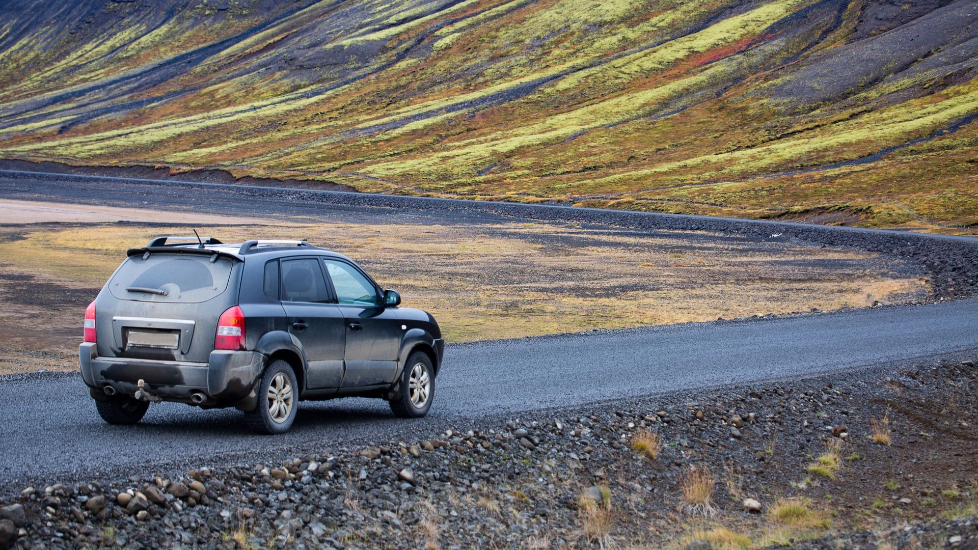 SUV sur une route en Islande.