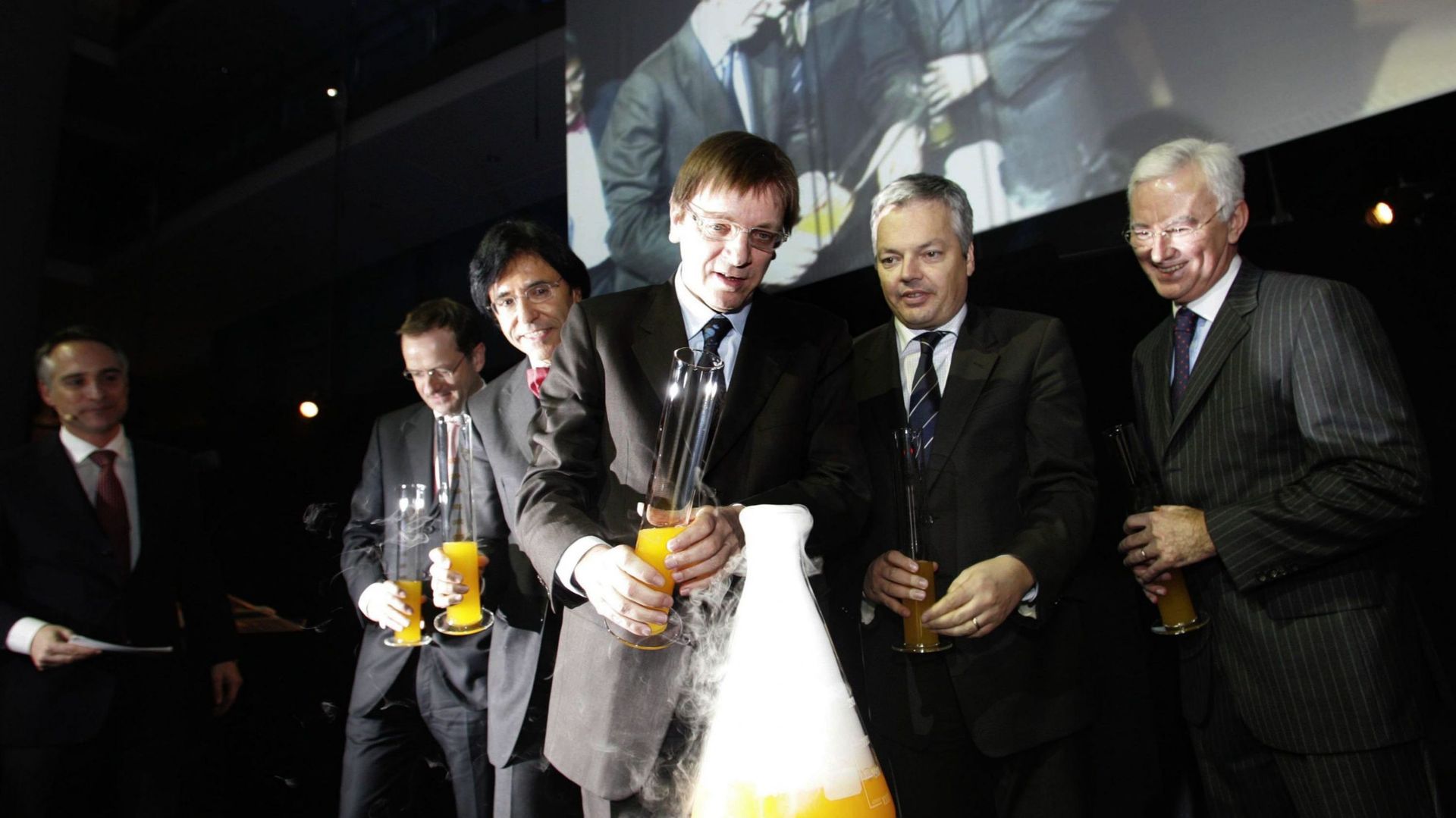 Le Premier ministre Guy Verhofstadt (Open VLD) inaugurant en 2007 un centre de contrôle de vaccins chez GSK à Wavre.