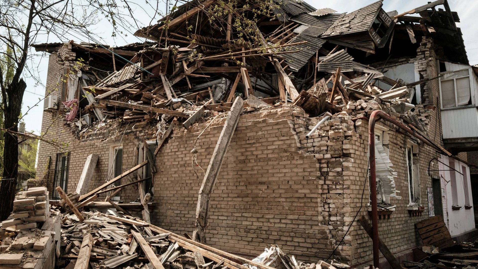 Photo d'illustration - Une maison bombardée à Severodonetsk en avril.