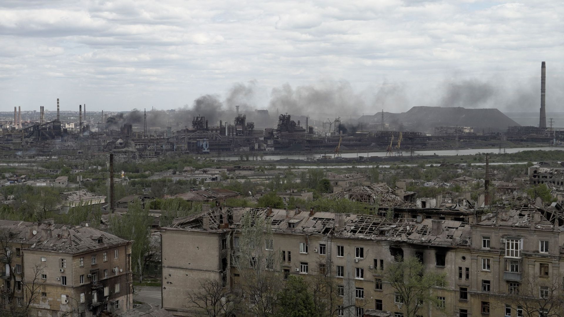 Une vue de la ville de Mariupol et de l’usine sidérurgique Azovstal, le 10 mai 2022, dans le cadre de l’action militaire russe en Ukraine.