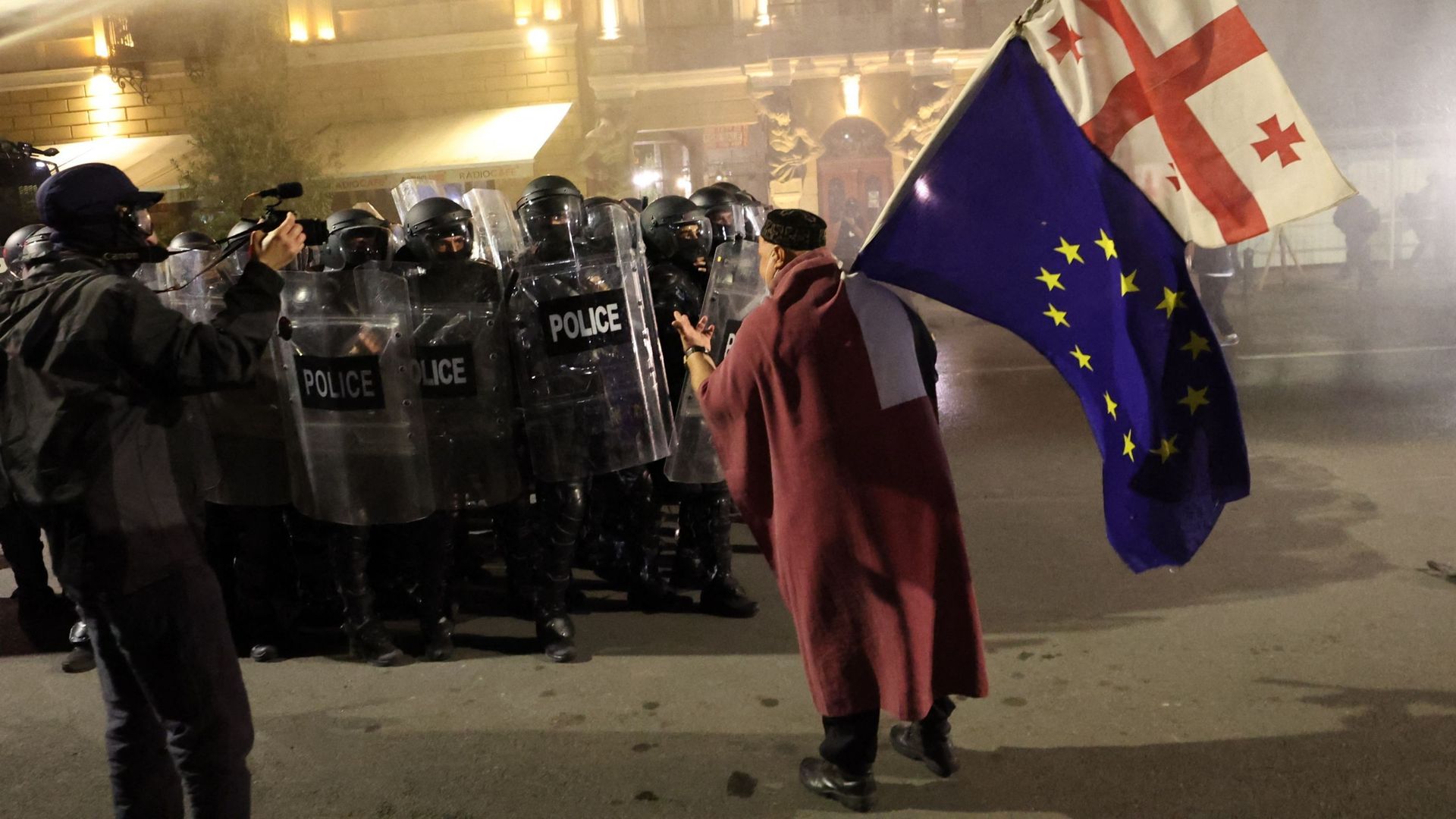 Géorgie : des dizaines de milliers de personnes manifestent contre le gouvernement, la police les empêche d'envahir le palais présidentiel
