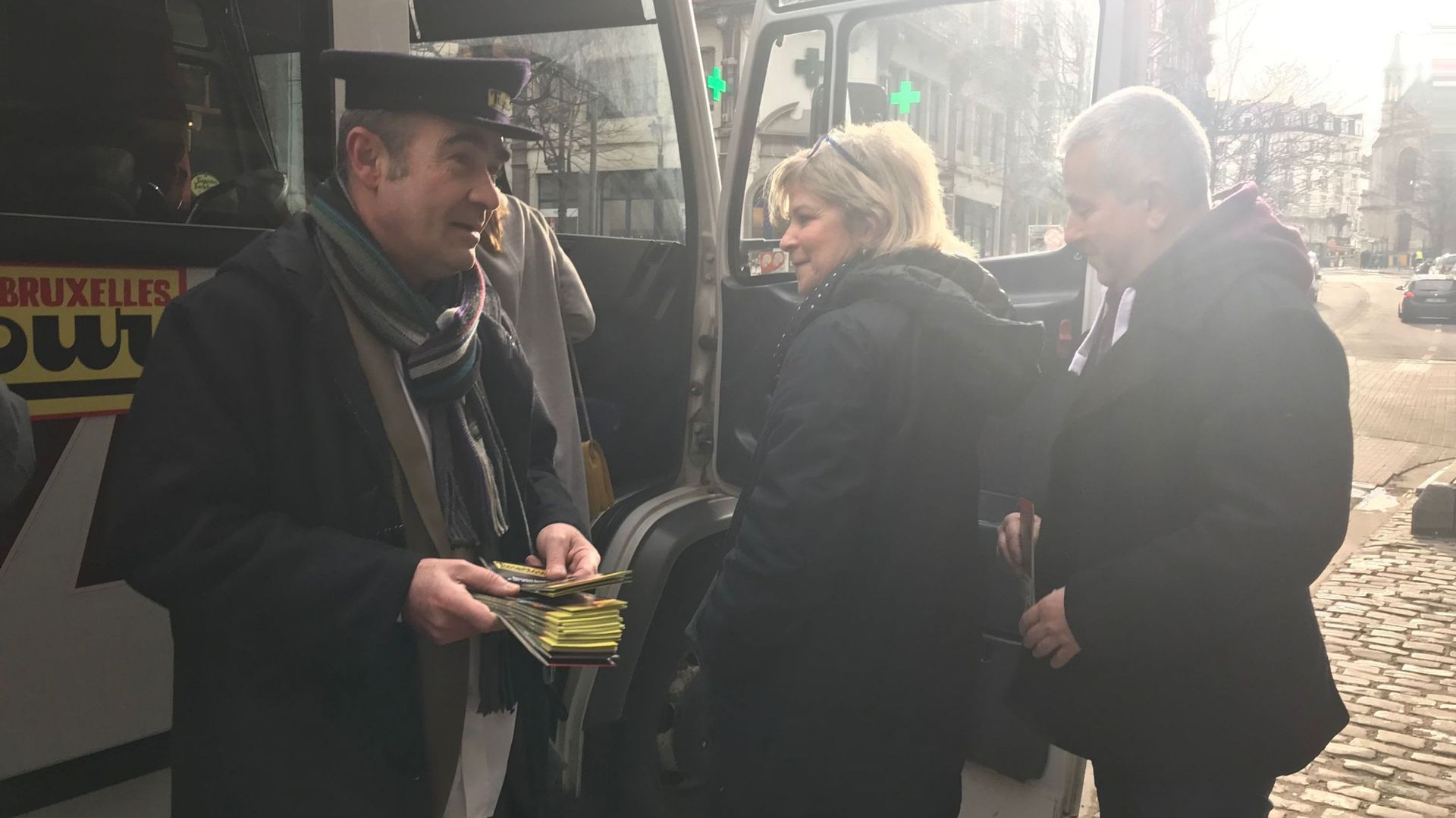 Jean-Michel Briou accueille les visiteurs à l'entrée du bus