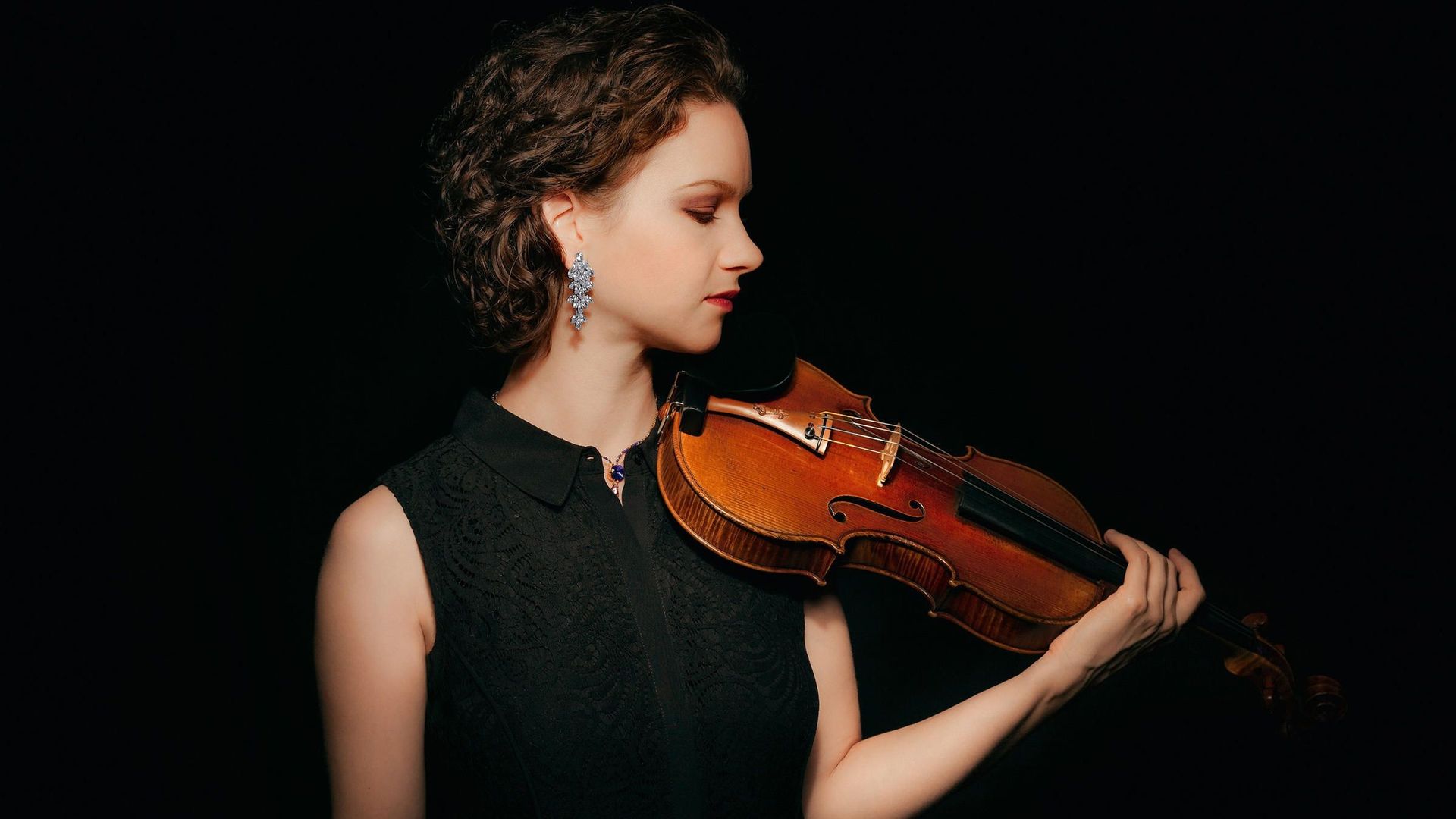 La violoniste Hilary Hahn pose son archet pendant une année de congé sabbatique