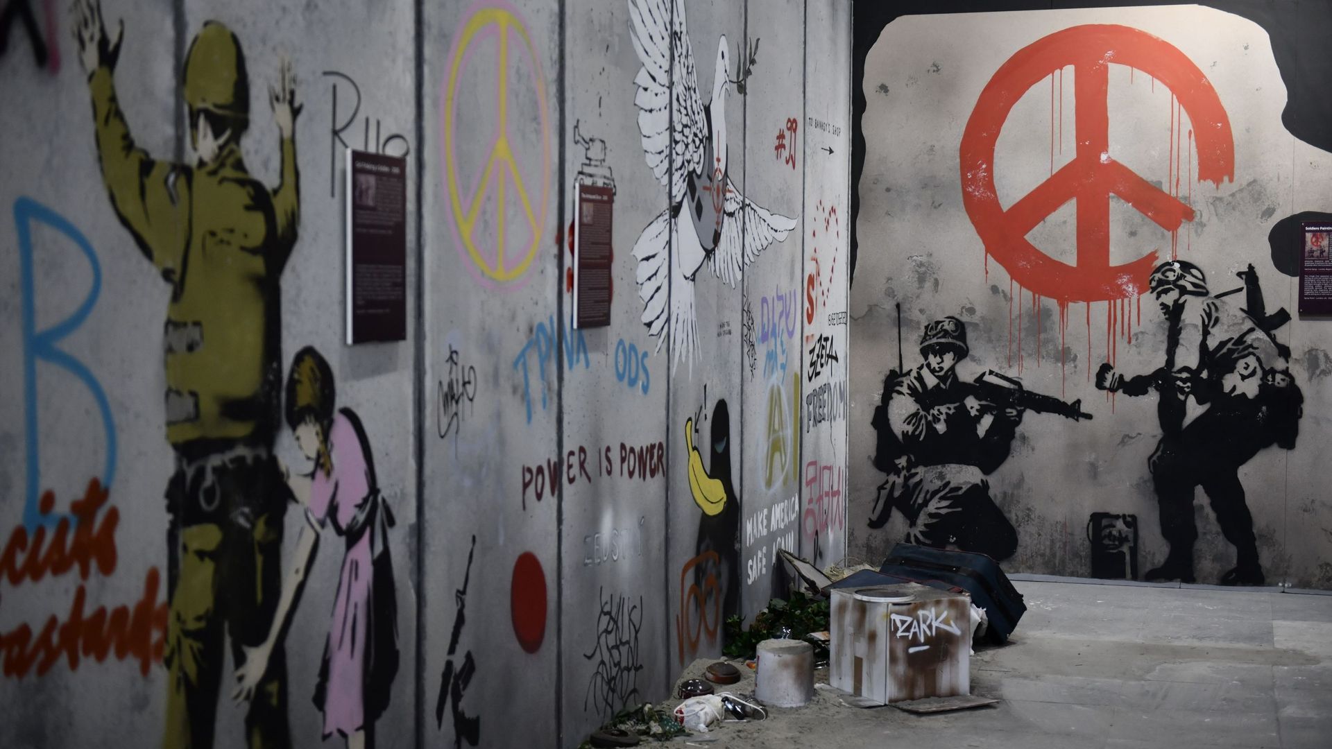 Vue générale d’une œuvre de Banksy lors de l’exposition d’art " The World of Banksy " à la gare ferroviaire de Porta Nuova, le 24 février 2022 à Turin, en Italie.