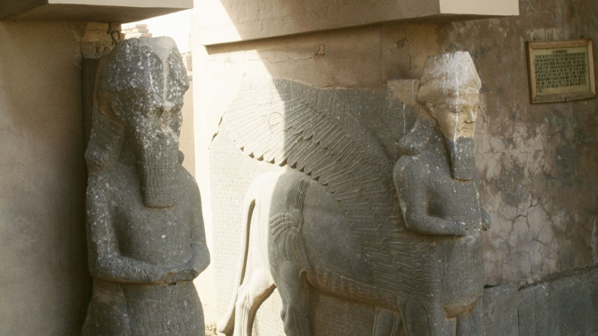 Porte avec un taureau ailé à visage humain, palais d’Assurnasirpal II, 884-859 avant J.-C., Nimrud, Irak. Civilisation assyrienne, 9e siècle av.