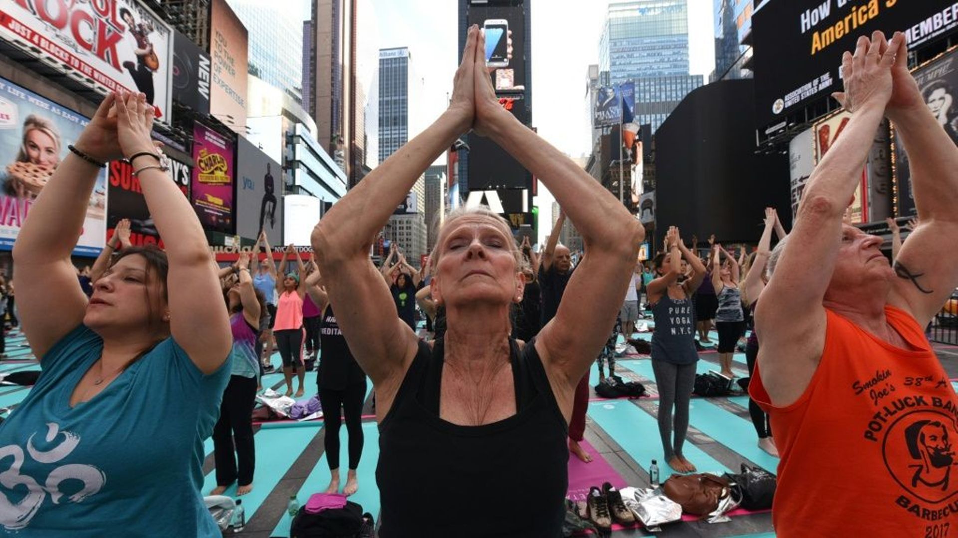 Des yogis célébrent le solstice d'été, sur Times Square à New York, le 21 juin 2017