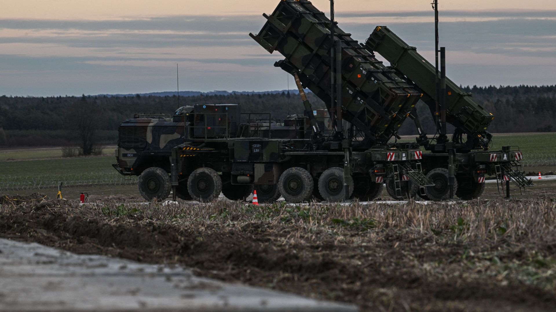 Des modules de lancement Patriot montés sur des M983 HEMTT faisant partie du système de missiles sol-air (SAM) Patriot MIM-104 fabriqué aux États-Unis sont photographiés dans un champ ouvert le 18 février 2023 à Zamosc, en Pologne.