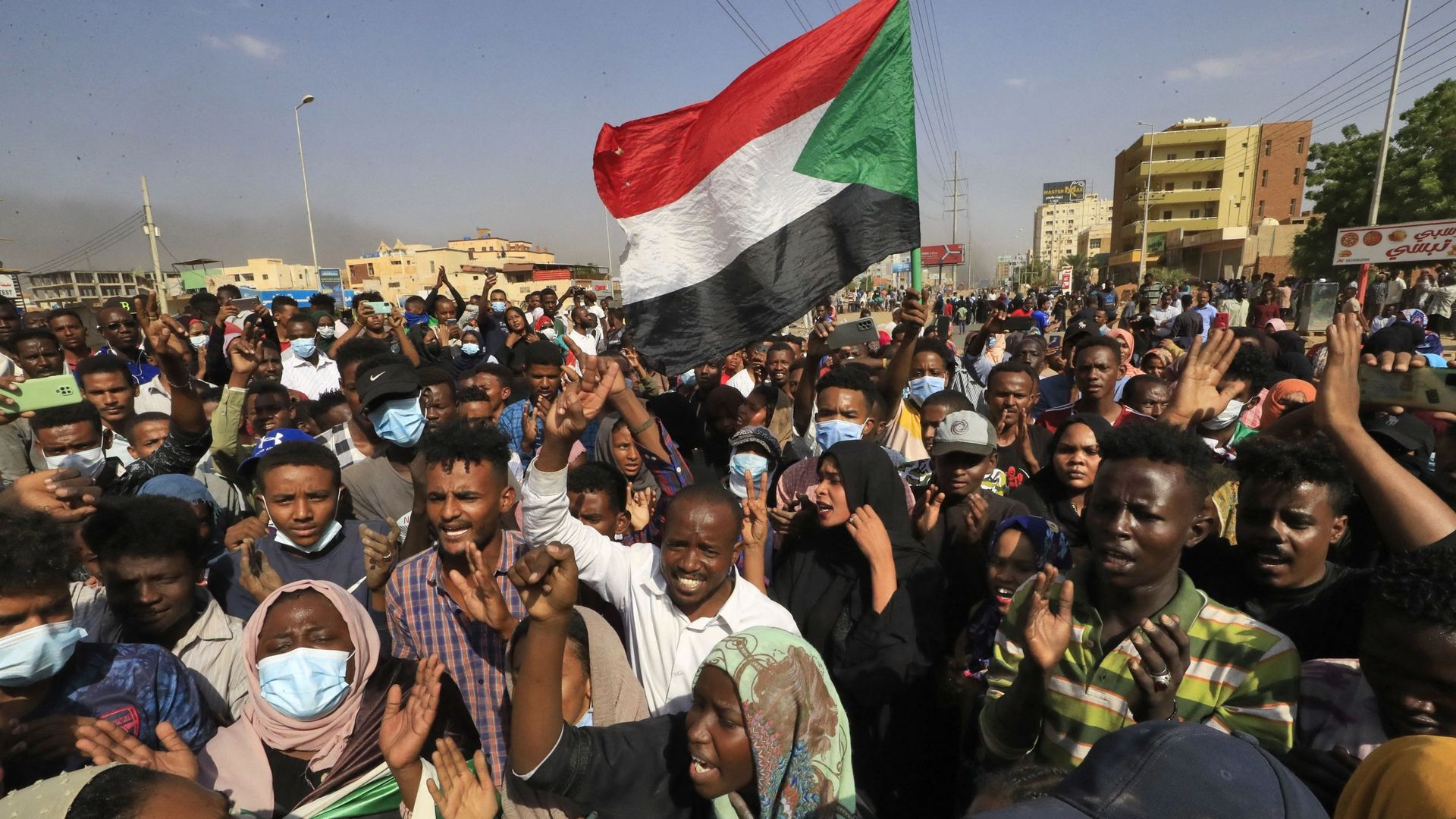 Manifestants soudanais protestant contre l'arrestation des membres du gouvernement par l'armée suite à leur refus de soutenir le coup d'état. 