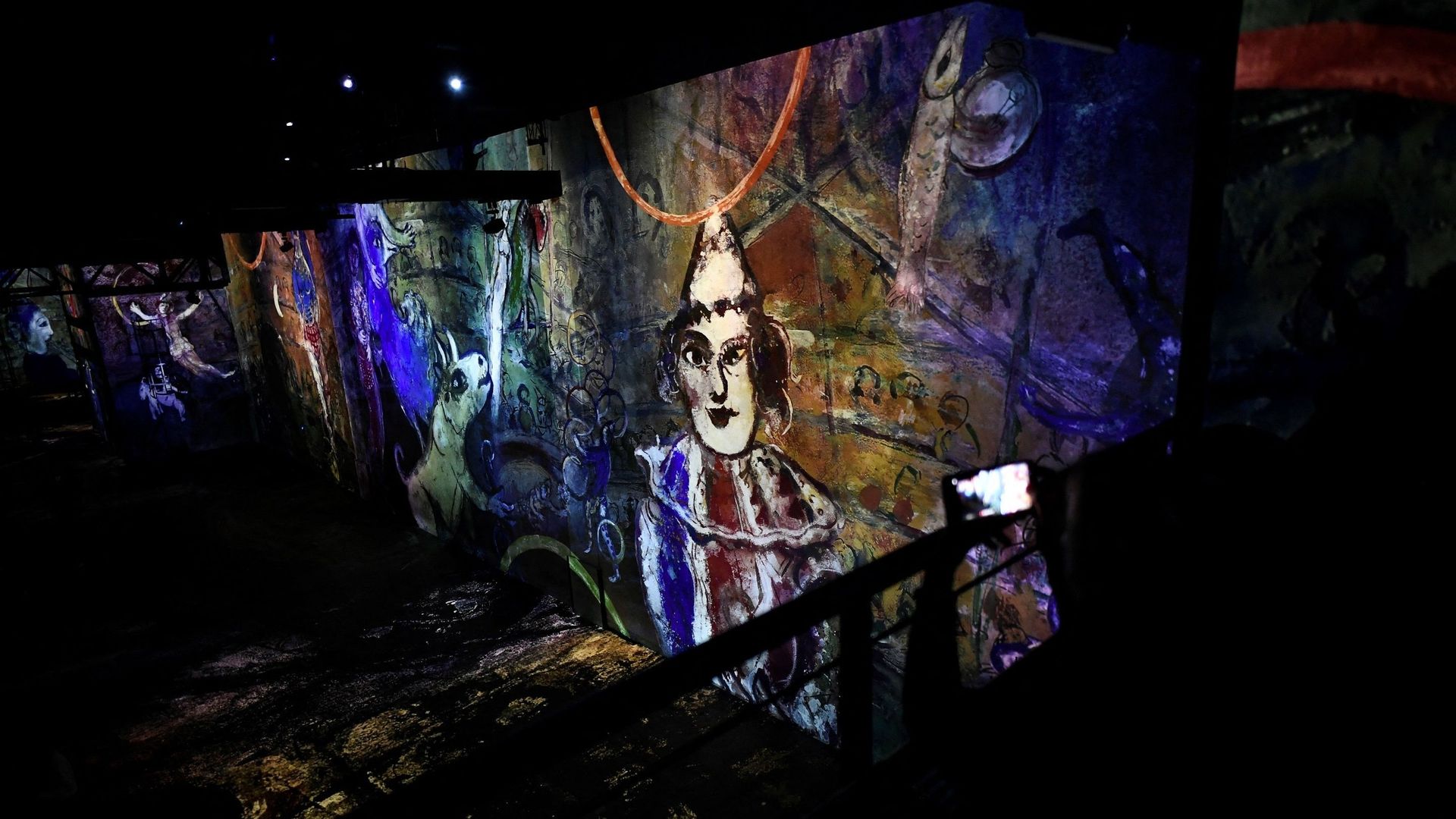 Après les tournesols de Vincent van Gogh ou l’or et les motifs décoratifs de Gustav Klimt, c’est au tour de l’univers onirique de Marc Chagall de prendre vie à l’Atelier des lumières de Paris.
