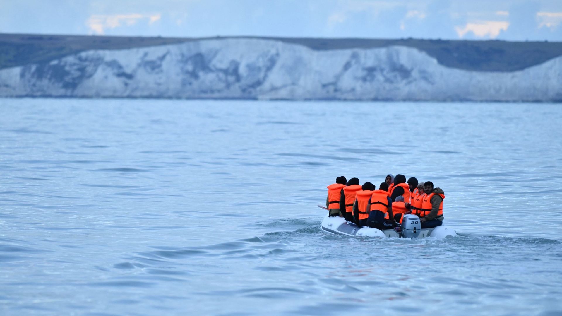 Image d'illustration : Des migrants dans un canot pneumatique naviguent dans la Manche vers la côte sud de l'Angleterre, le 1er septembre 2020.