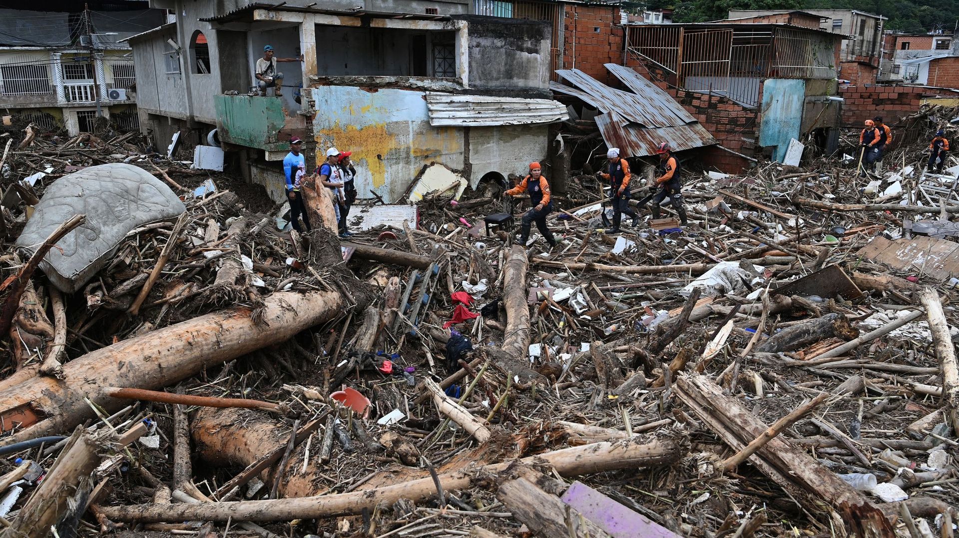 Des équipes de secours et des membres de familles cherchent dans les décombres de maisons emportées par la crue d’un ruisseau, à Las Tejeras, dans l’État d’Aragua, au Venezuela, le 9 octobre 2022