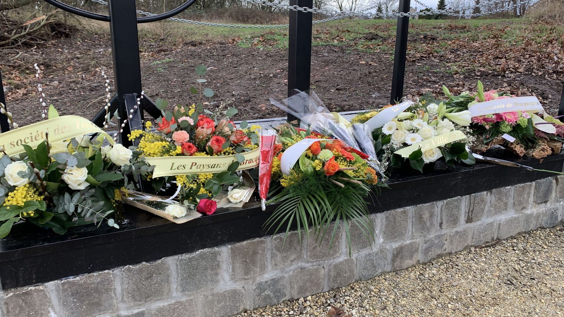 Les familles et proches des victimes ont déposé des gerbes de fleurs sur la nouvelle stèle érigée en mémoire des victimes de l’accident du 20 mars 2022.