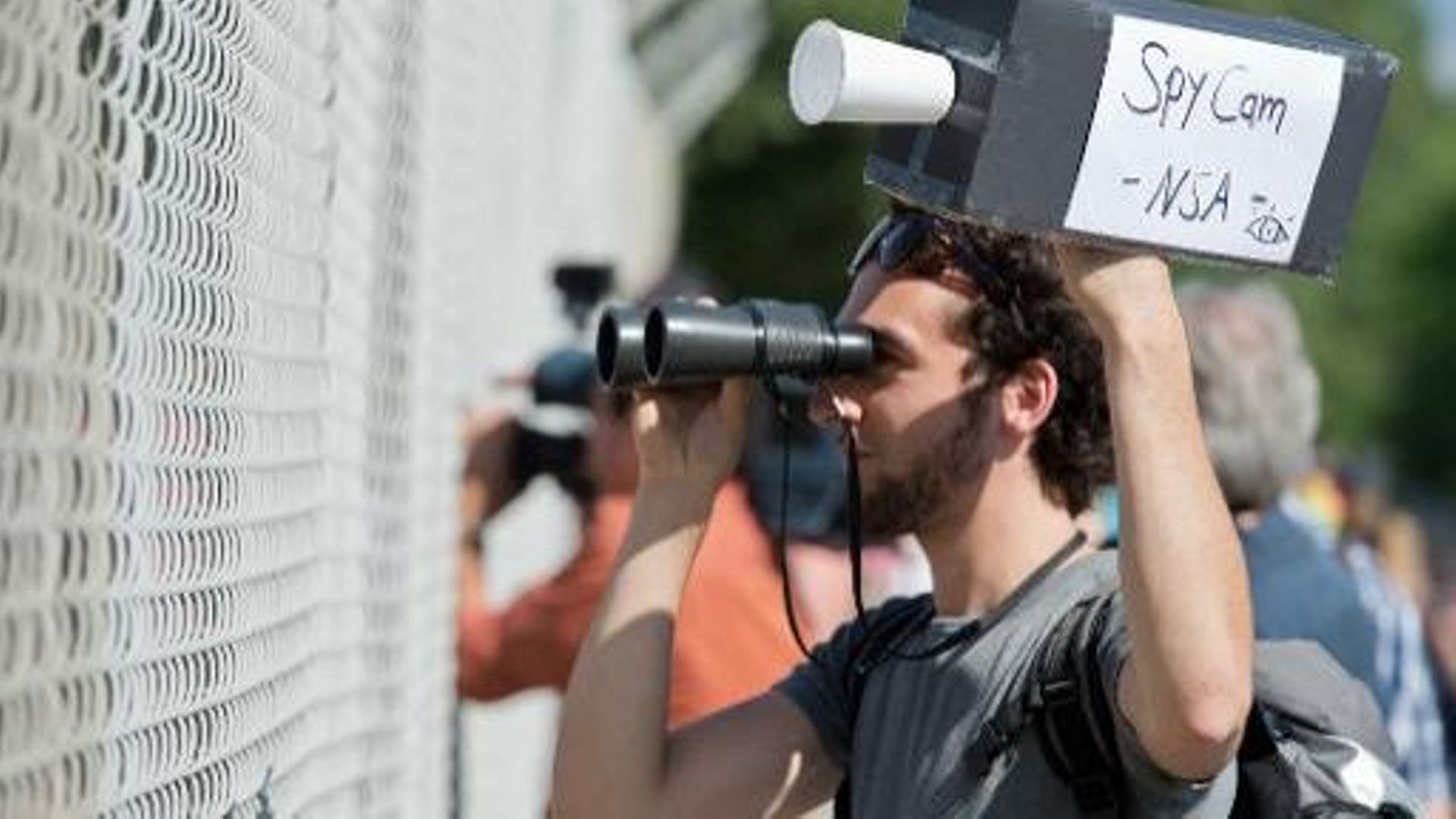 Un homme manifeste à Griesheim en Allemagne face à une antenne de la NSA le 20 juillet 2013