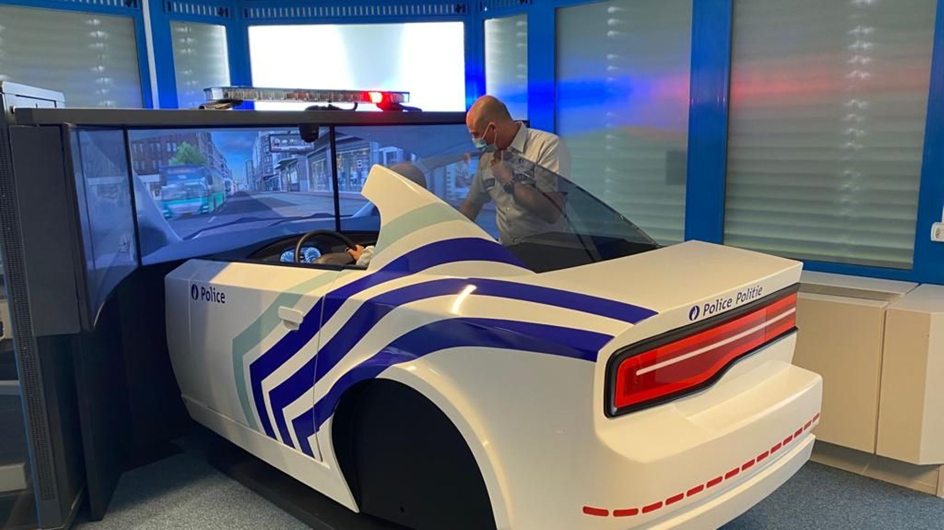 le campus  Brusafe dispose d'une première européenne avec un simulateur de conduite d'un véhicule de police entièrement personnalisé et mis à la disposition des futurs officiers et inspecteurs.