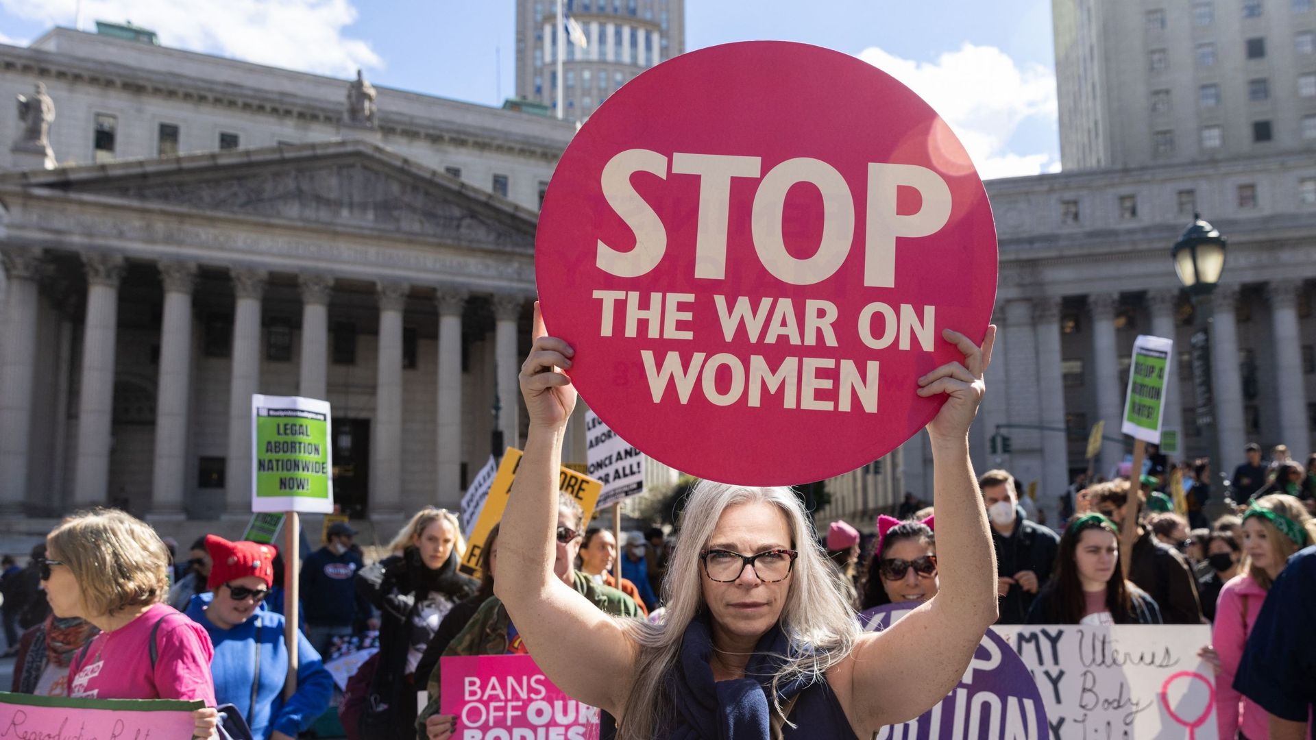 Des manifestants se rassemblent lors d'un rassemblement pour les droits des femmes à Foley Square, le 8 octobre 2022 à New York. 