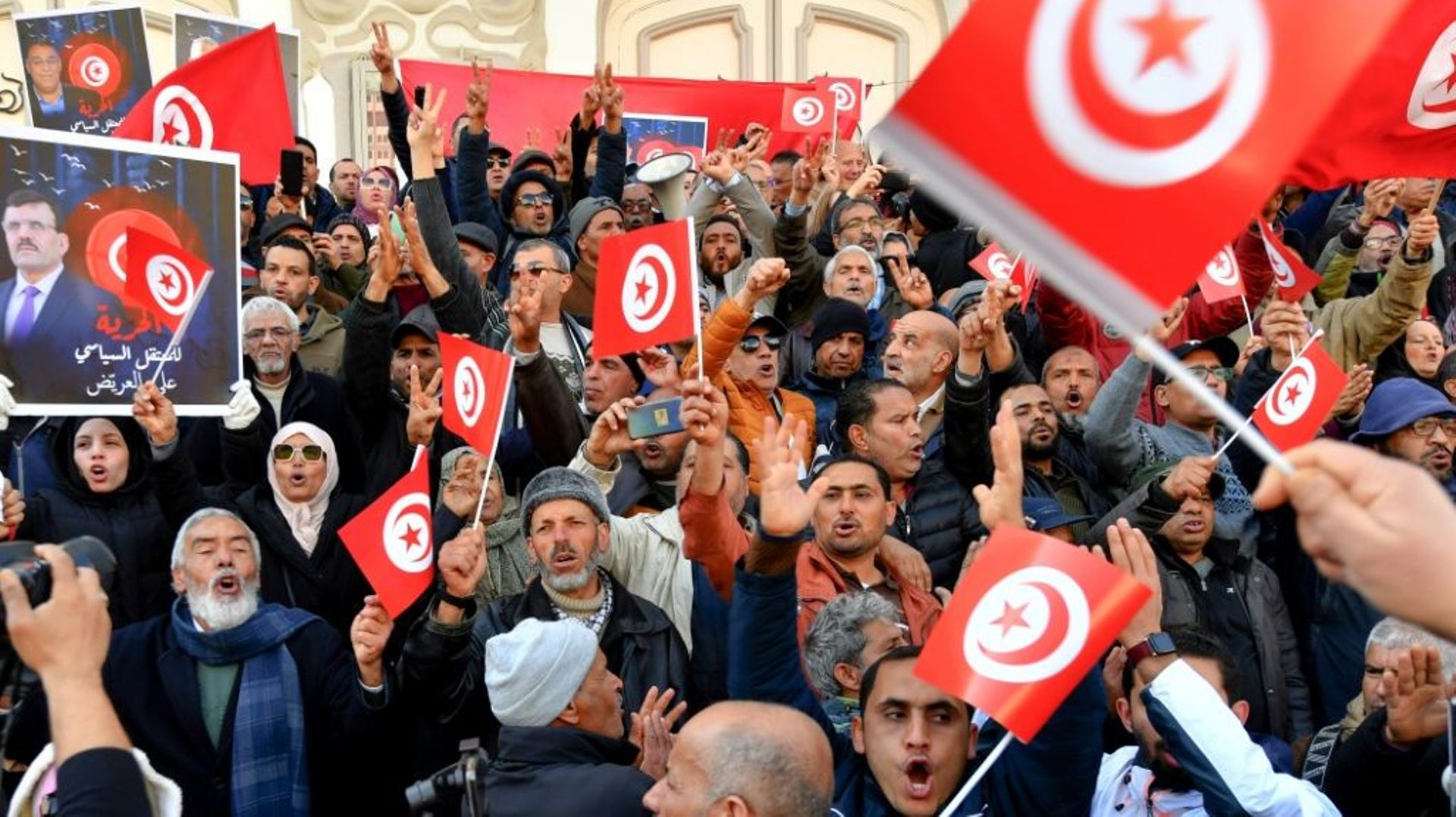 Des Tunisiens manifestent dans le centre de Tunis le 5 mars 2023, réclamant la libération de personnalités opposées au président arrêtées ces dernières semaines