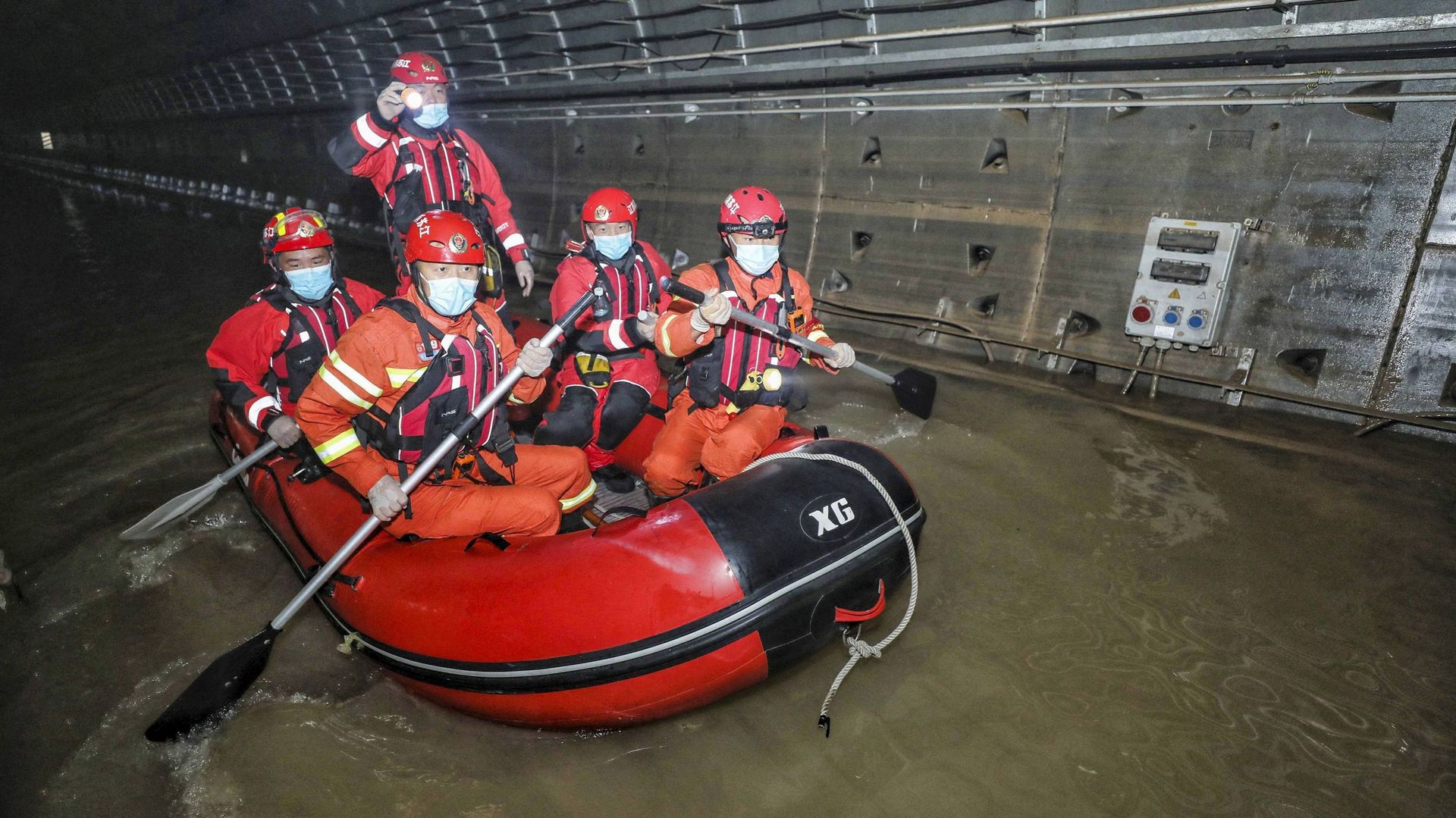 Cette photo a été prise le 26 juillet dernier et montre une équipe de secouristes à l’œuvre dans le métro de Zhengzhou.