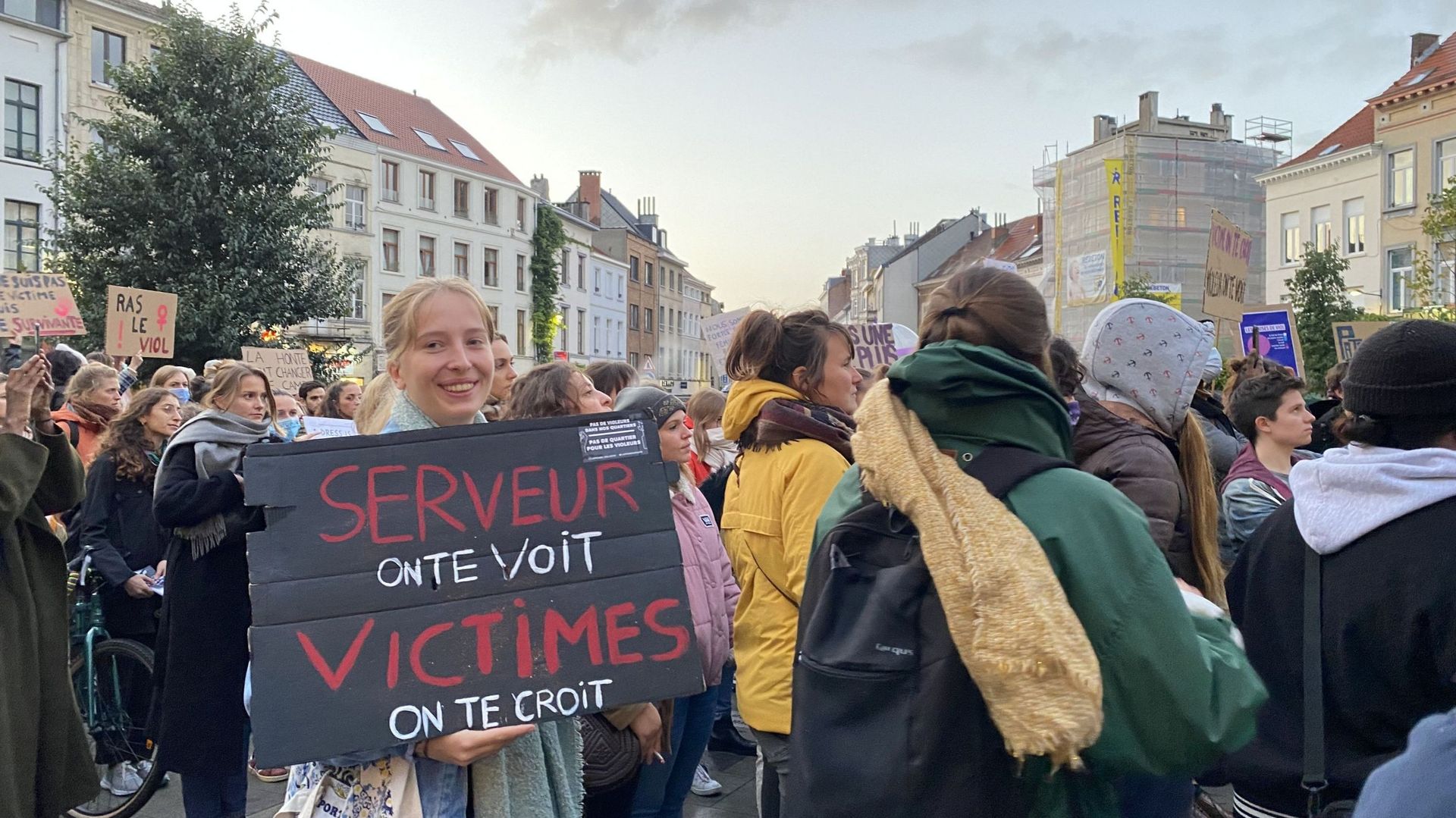 "Victime, on te croit, agresseur, on te voit": environ 500 manifestants contre les violences sexuelles à Ixelles