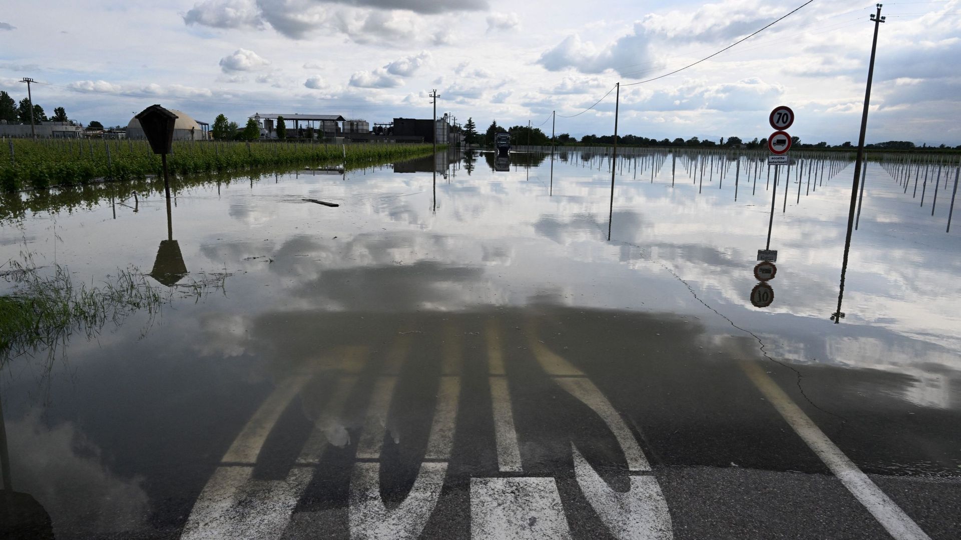 Une route inondée dans la ville de Lugo le 18 mai 2023, après les  fortes pluies dans la région de l’Emilie Romagne
