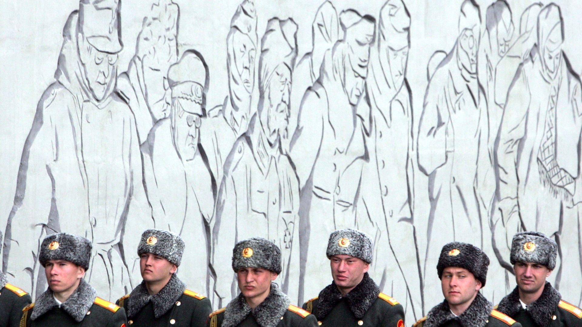 Gardes au monument des héros de la 2e guerre mondiale à Volgograd, en 2010