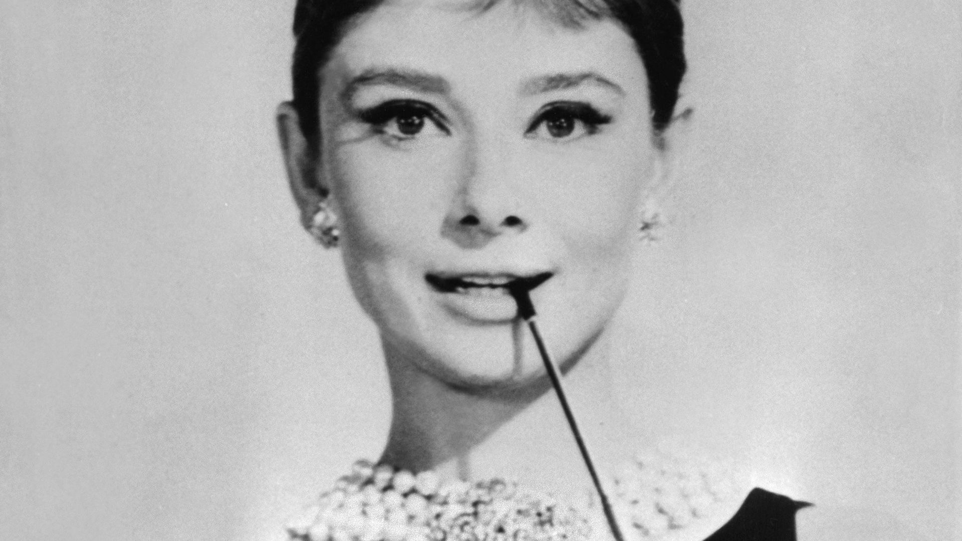 Une série inspirée de la vie d'Audrey Hepburn en développement par les producteurs de "The Young Pope"