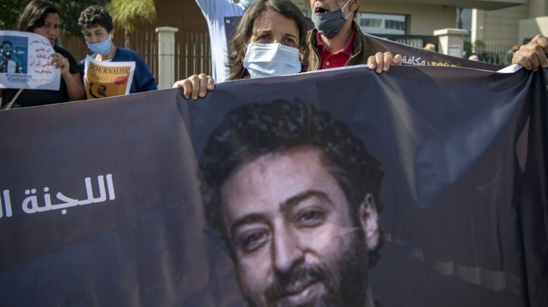 Le portrait d’Omar Radi sur une banderole lors d’une manifestation de soutien au journaliste marocain, à Casablanca, le 22 septembre 2020.