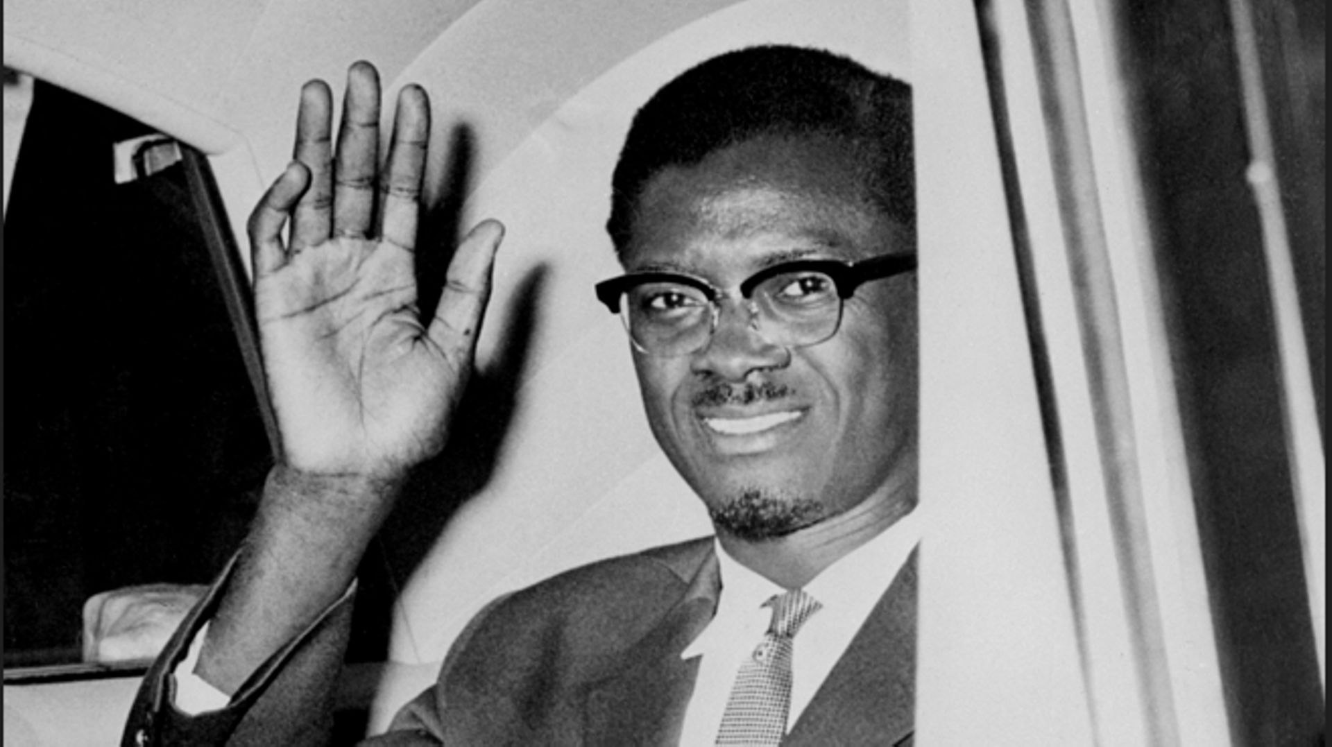 Patrice Emery Lumumba, alors Premier ministre du Congo, salue les photographes alors qu’il quitte l’aéroport d’Idlewild le 2 août 1960, pour se rendre à son hôtel de New York.