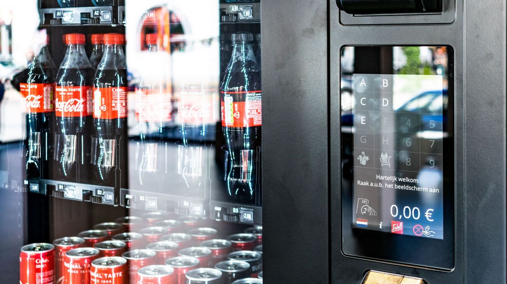 Machine proposant diverses boissons, dont des sodas, en gare de Malines en mars 2020