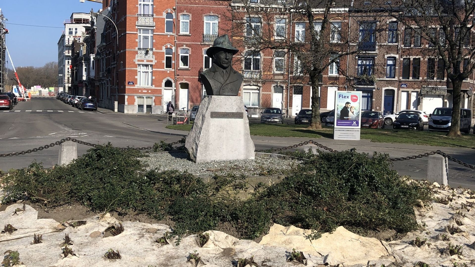 Le buste de G. Simenon Place du Congrès