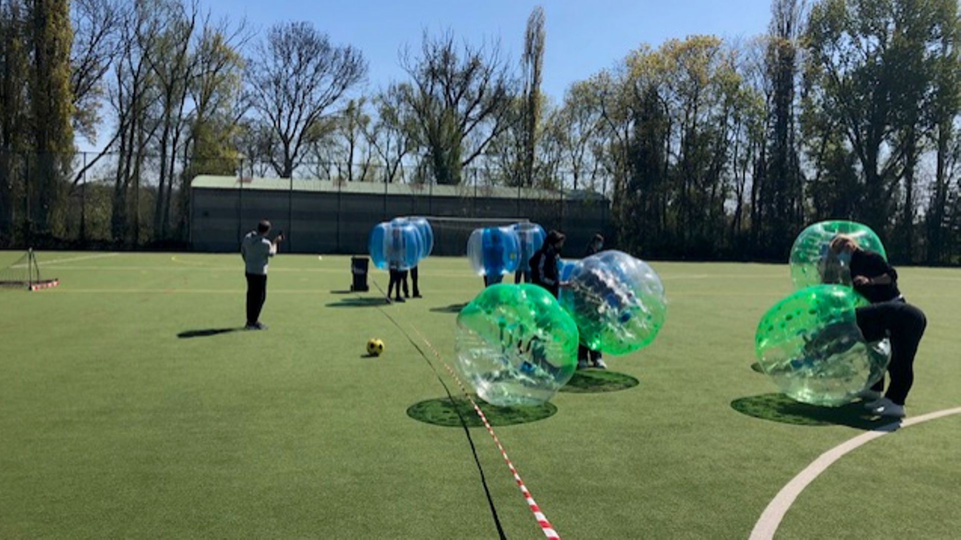 Grâce au bubble foot, des élèves de la Ville de Bruxelles peuvent encore faire du sport à l'école