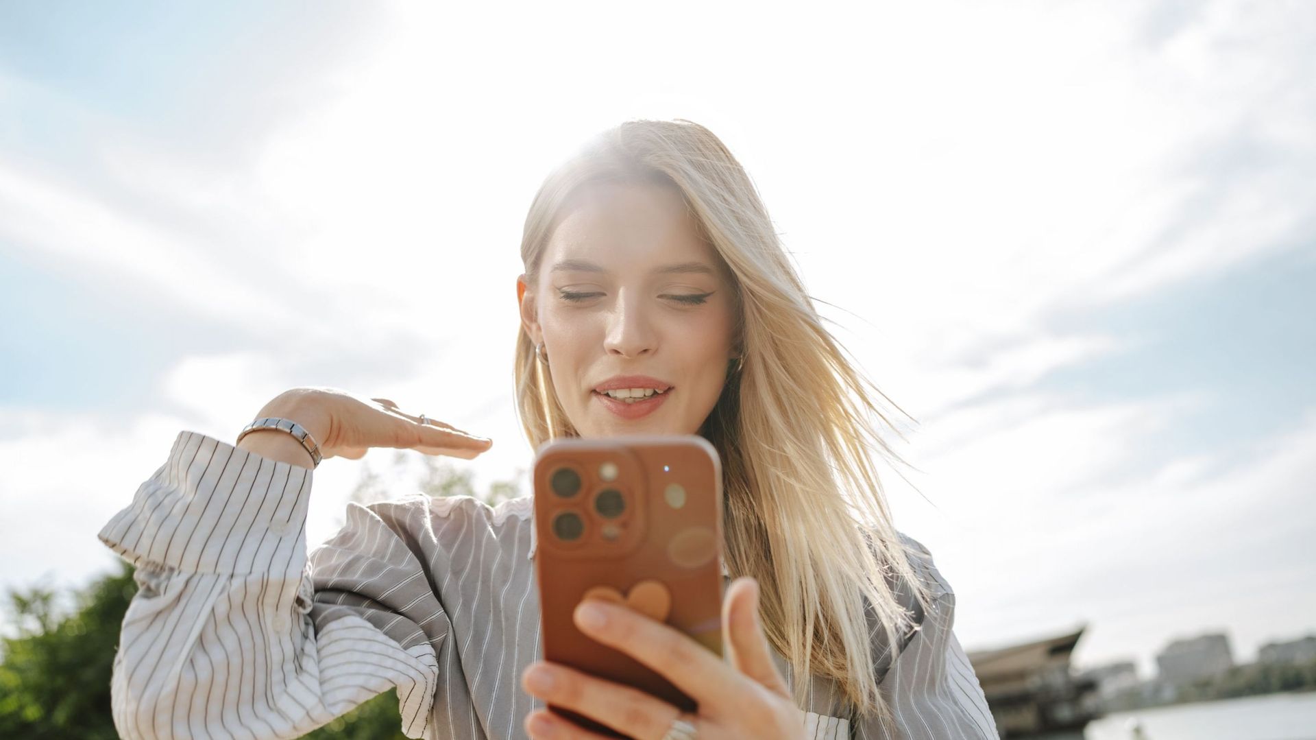 C’est quoi au juste ces mots "remplisseurs" que TikTok pointe du doigt ?