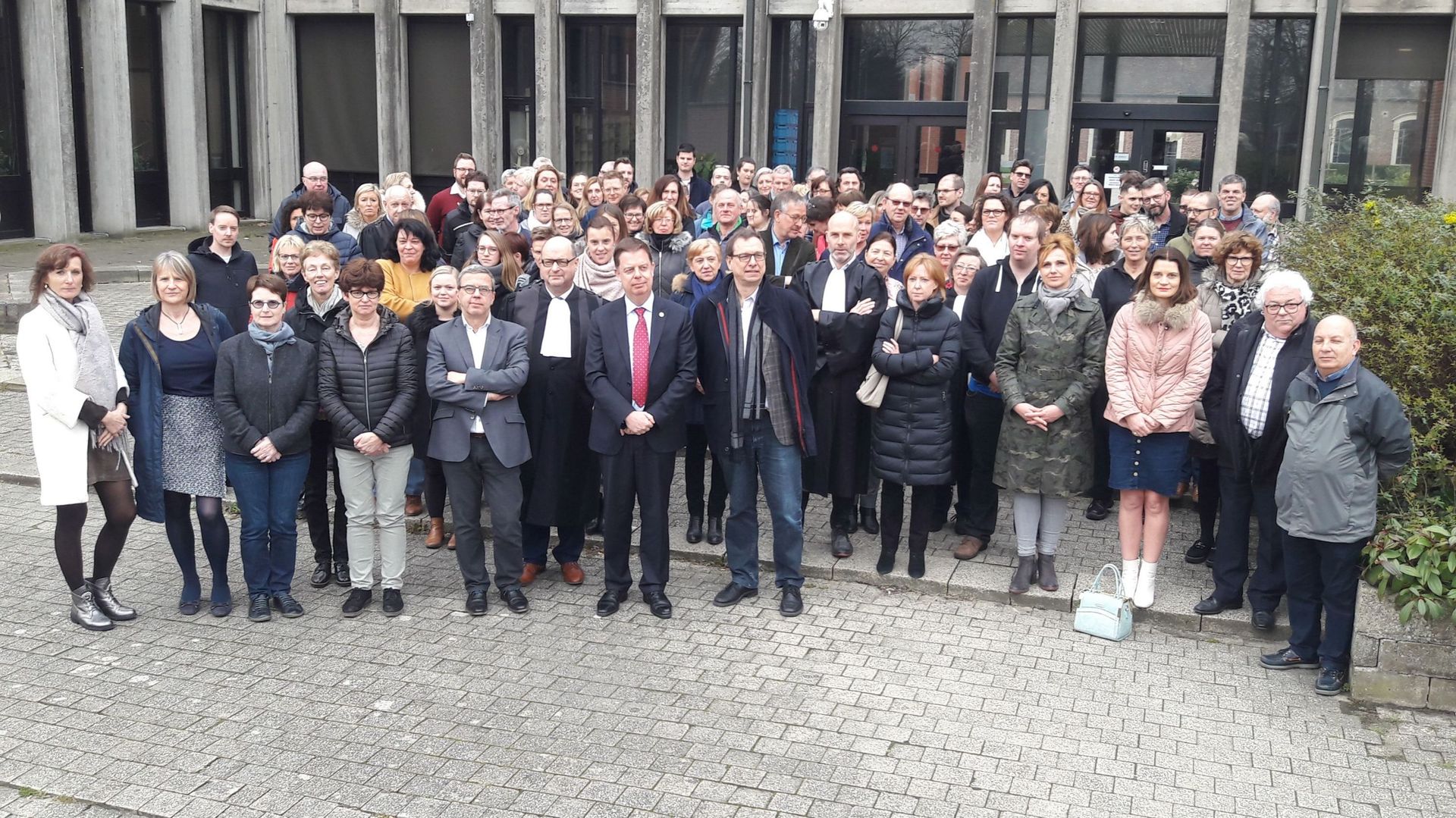 100 acteurs de la justice réunis devant le tribunal de Bruges