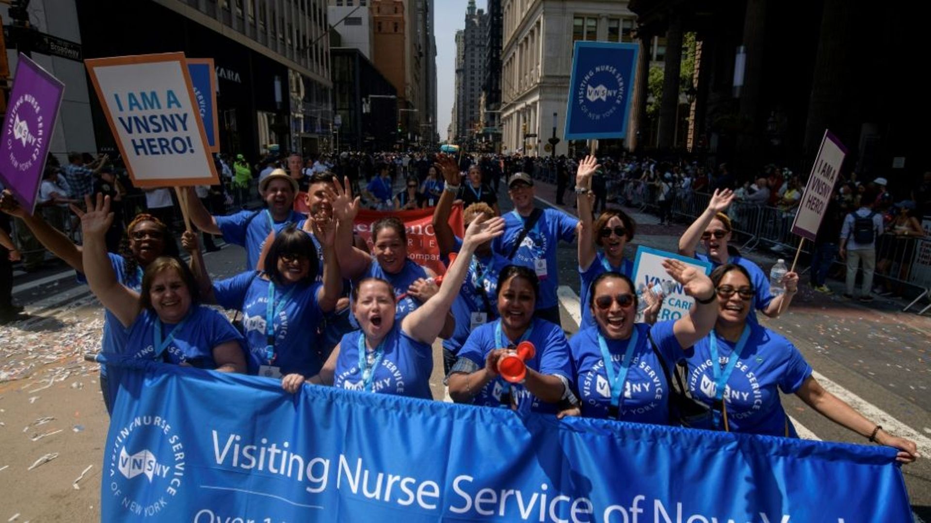 Des infirmières à domicile défilent à New York lors de la parade en l’honneur des travailleurs essentiels, le 7 juillet 2021