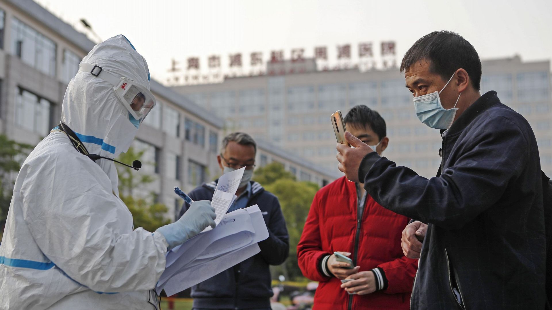 Un membre du personnel médical vérifiant les informations des résidents avant qu’ils ne subissent un test d’acide nucléique pour le coronavirus COVID-19 à Shanghai.