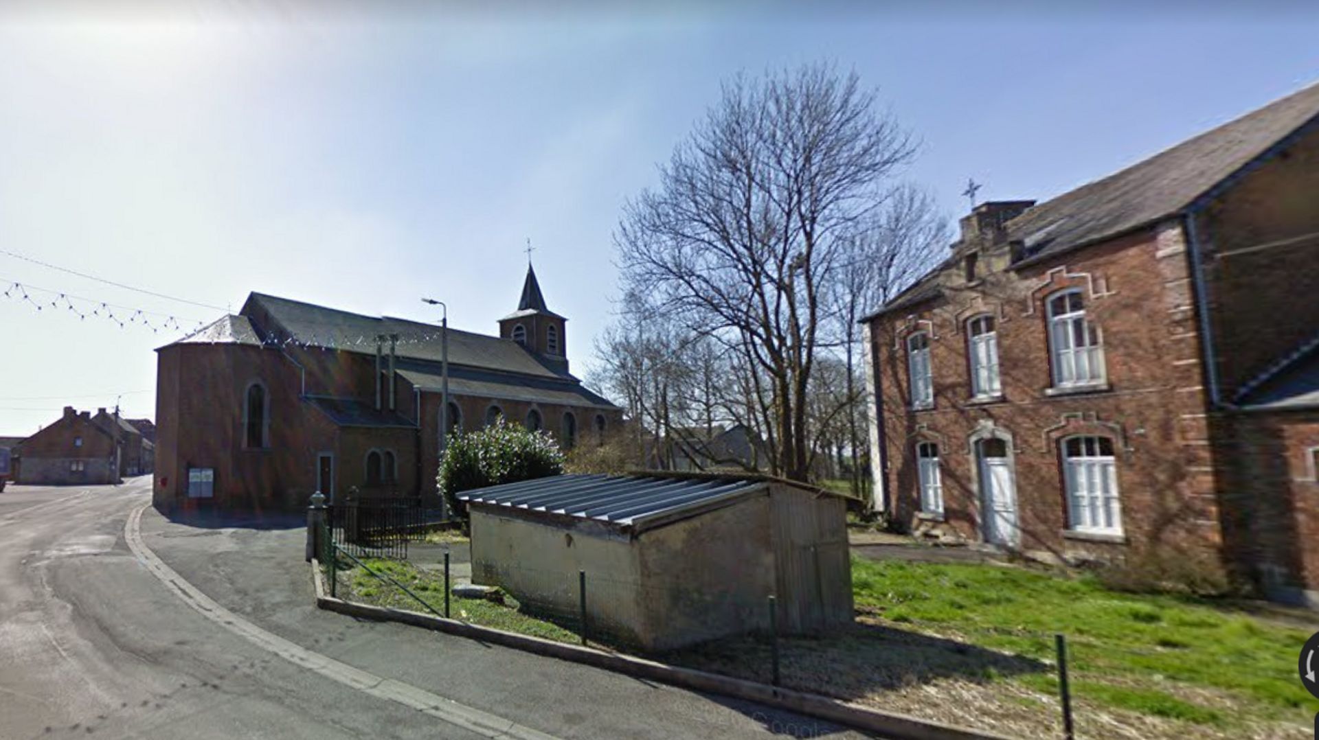 Place du village de Petit-Waret et église