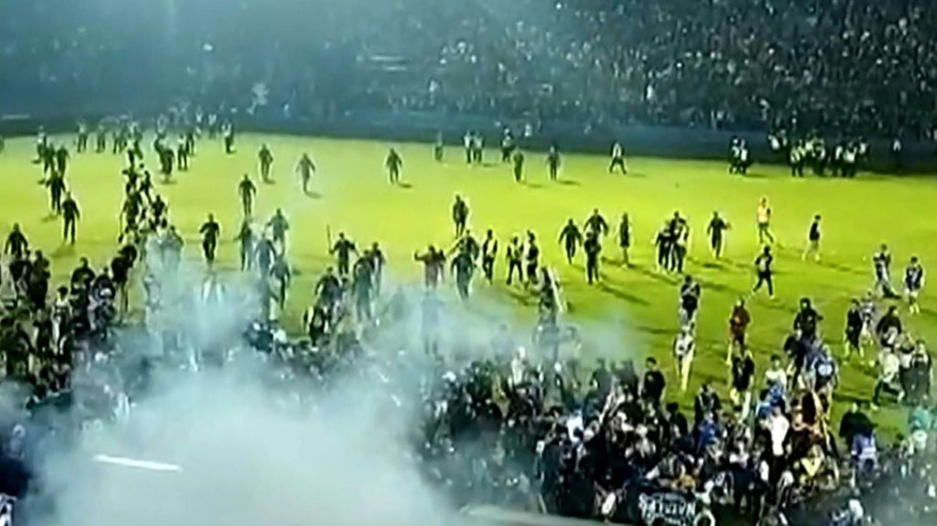 Capture d’écran d’une vidéo de l’AFPTV réalisée le 1er octobre 2022 montrant des gaz lacrymogènes tirés sur la foule lors d’un match, à Malang en Indonésie