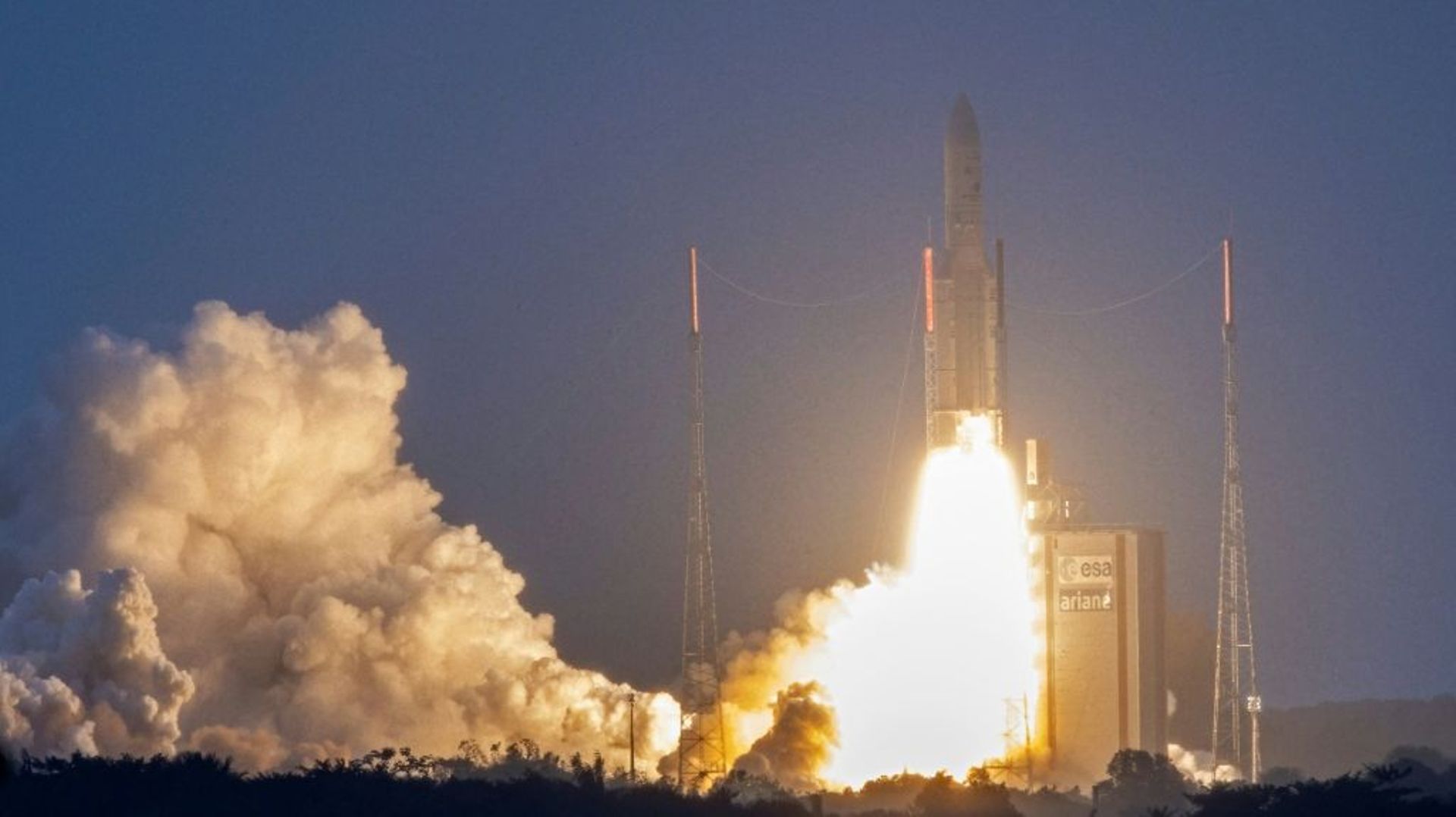 Une fusée Ariane V lors de son lancement à Kourou en Guyane, le 16 janvier 2020