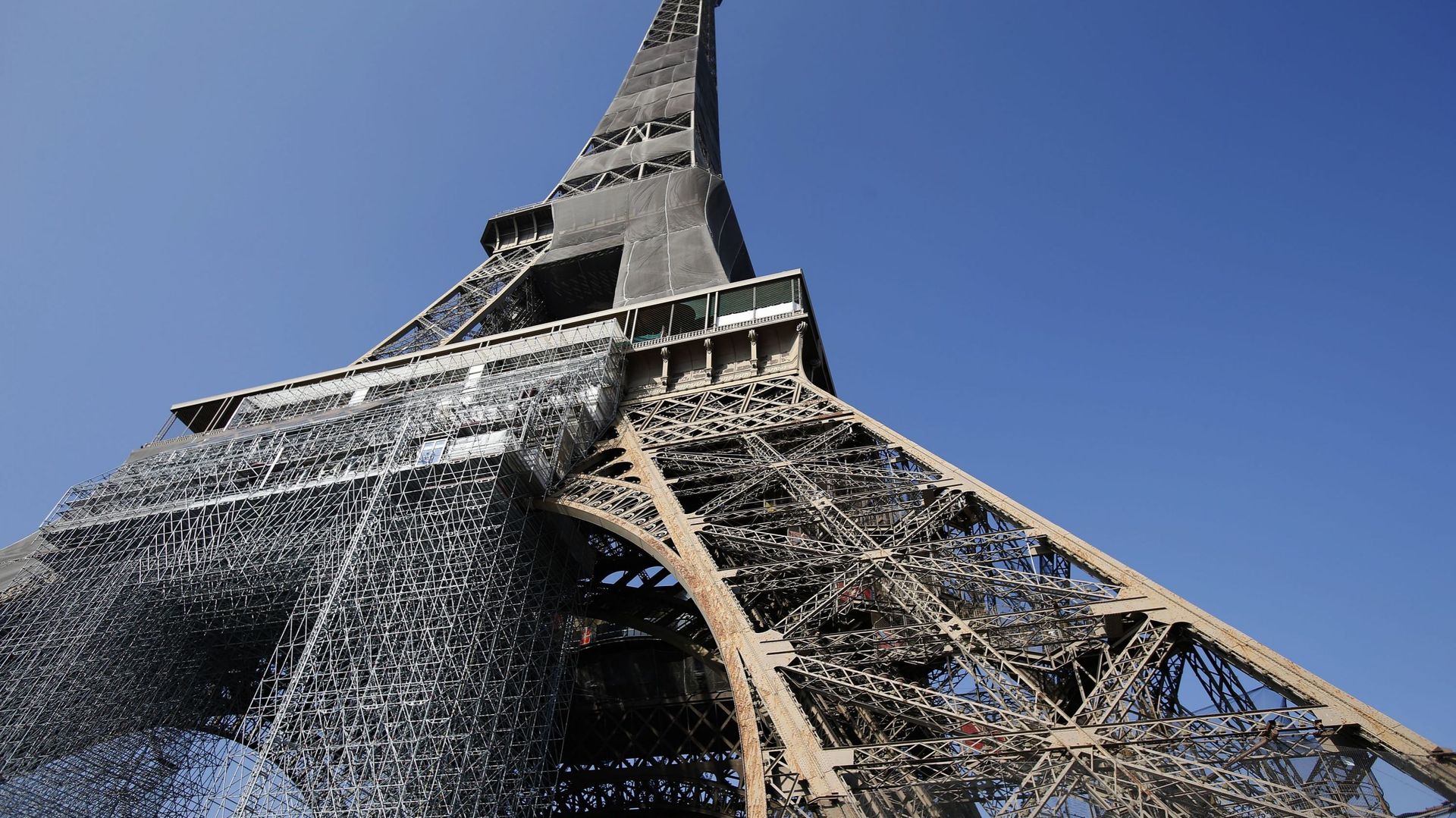 Travaux de maintenance sur la tour Eiffel, le 8 mars 2021