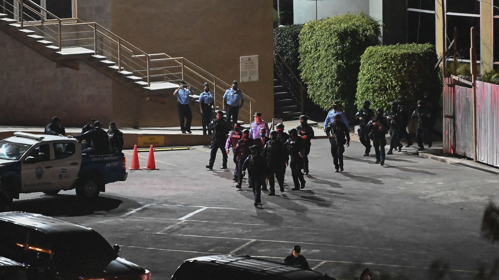 Des membres des forces spéciales emmènent l’ancien président hondurien Juan Orlando Hernandez (C) en détention alors qu’ils quittent la Cour suprême de justice après qu’un juge a accordé son extradition vers les États-Unis, à Tegucigalpa, le 16 mars 2022.