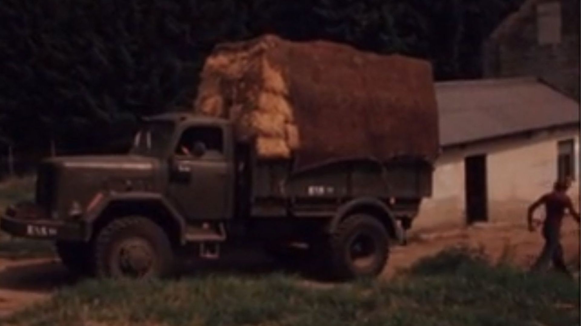Un camion de l’armée vient livrer de la paille à un fermier du sud Luxembourg.