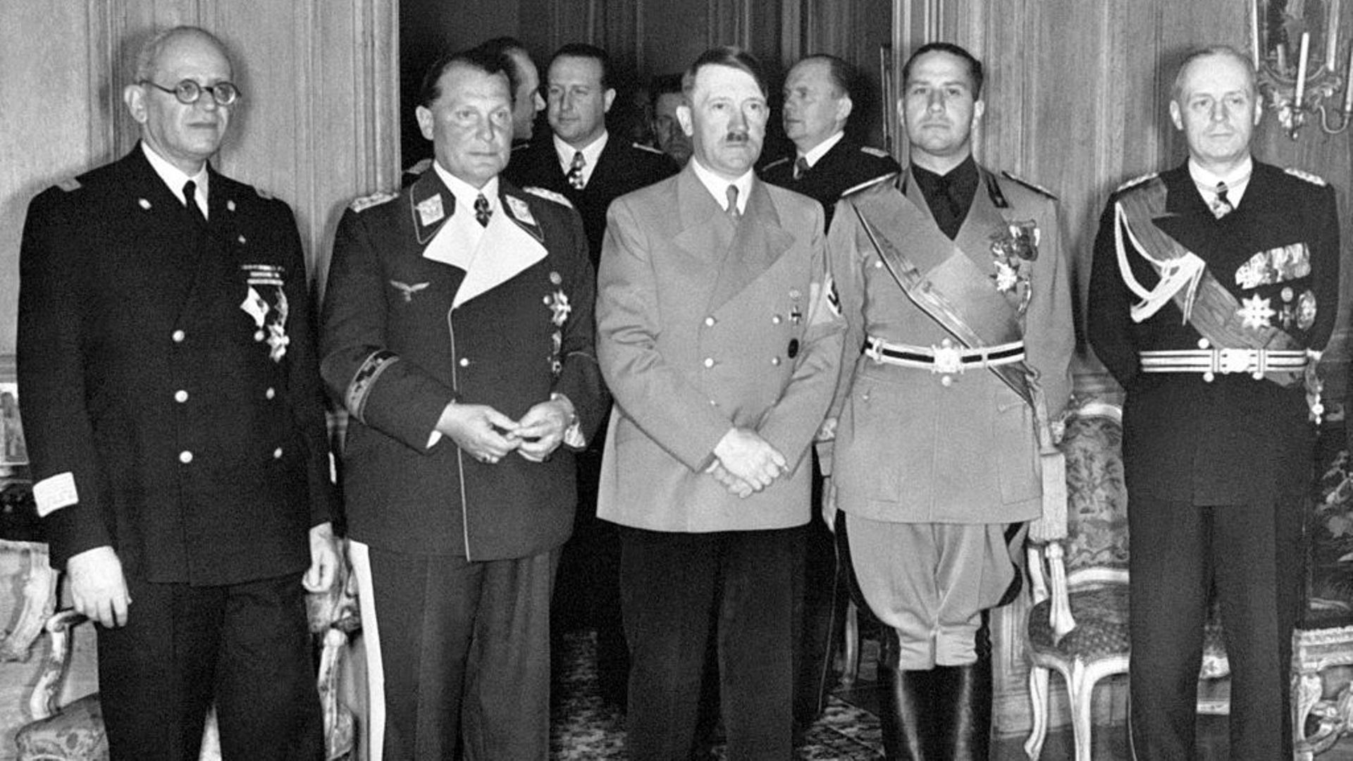 Joachim von Ribbentrop, Hermann Goering, Adolf Hitler, le Comte Ciano, et l’ambassadeur italien Attolico sont à l’ambassade d’Italie le 22 mai 1939 à Berlin.