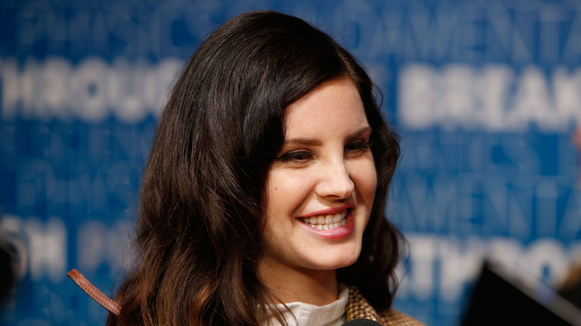 Lana Del Rey a choisi de reporter la sortie de son album de poésie, qui prendra vraisemblablement le titre de son recueil "Violet Bent Backwards Over The Grass".