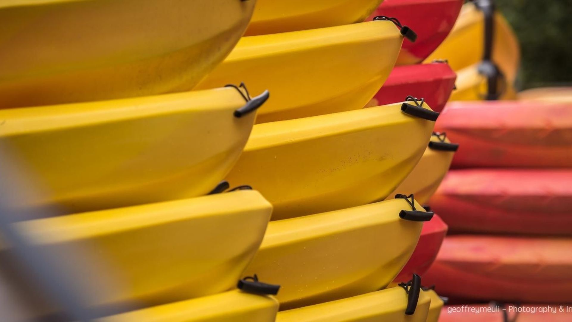Des kayaks cloués au sol cet été, emportés par les flots l’été dernier