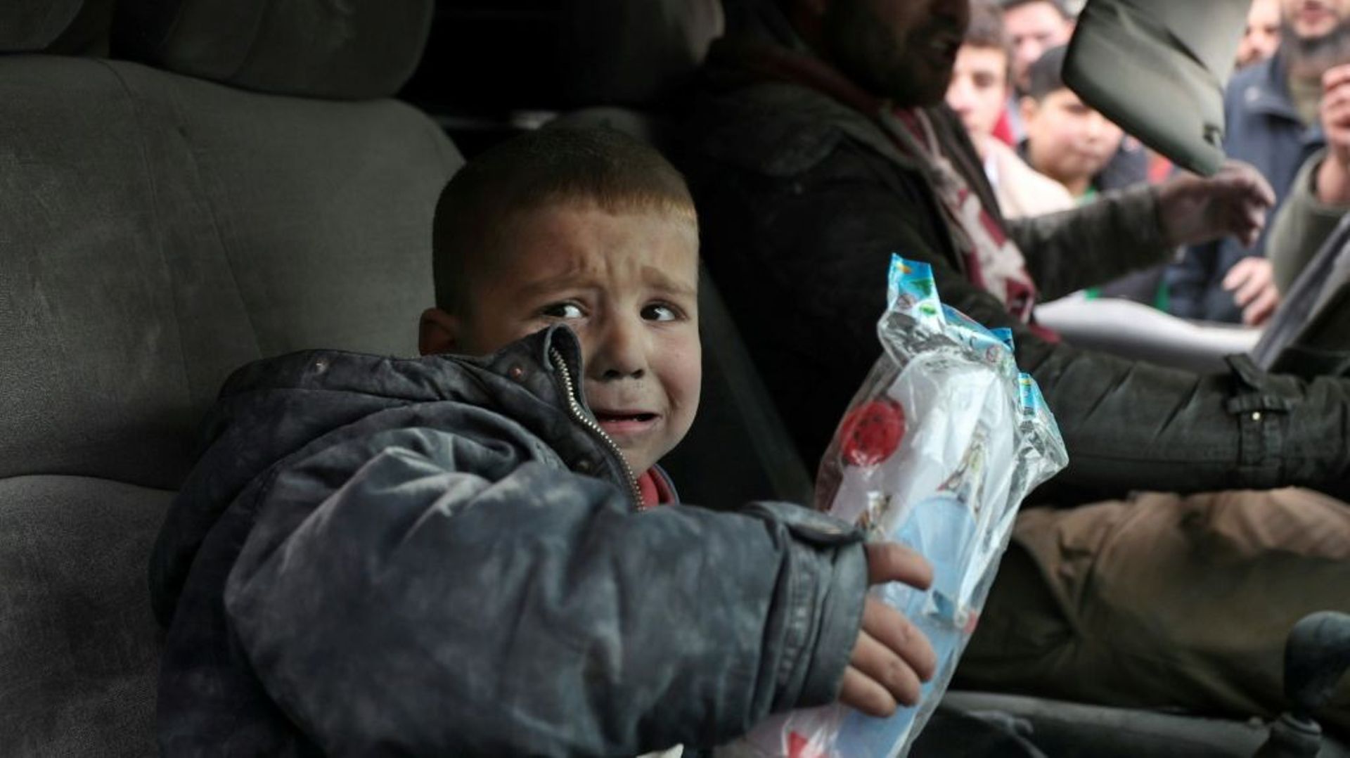 Un enfant syrien pleure après un bombardement du régime syrien sur la ville d'Idleb (nord-ouest de la Syrie), le 15 janvier 2020