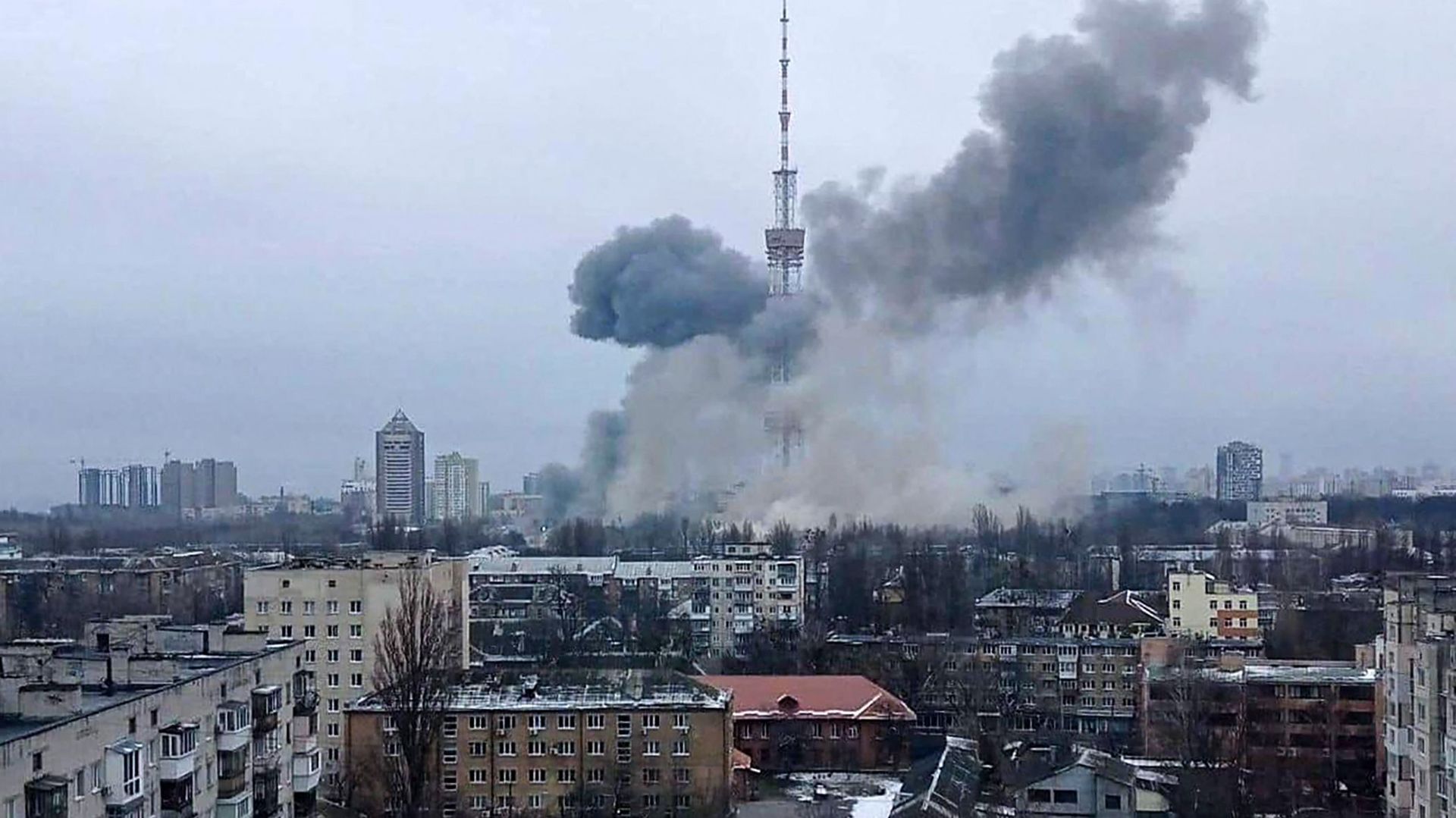 Un missile s’abat près de l’antenne de télévision de Kiev, interrompant momentanément les chaînes du pays et provoquant la mort de cinq personnes.